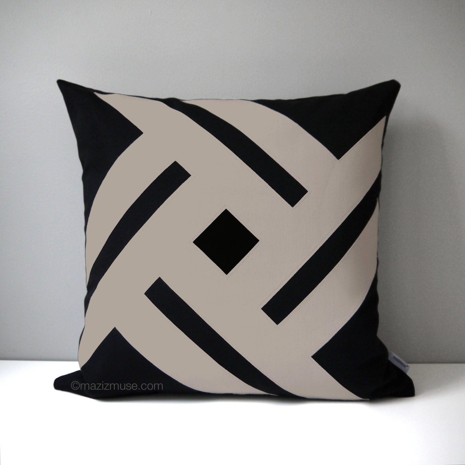 Housse de coussin d'extérieur Sunbrella® noir et taupe, housse de coussin géométrique