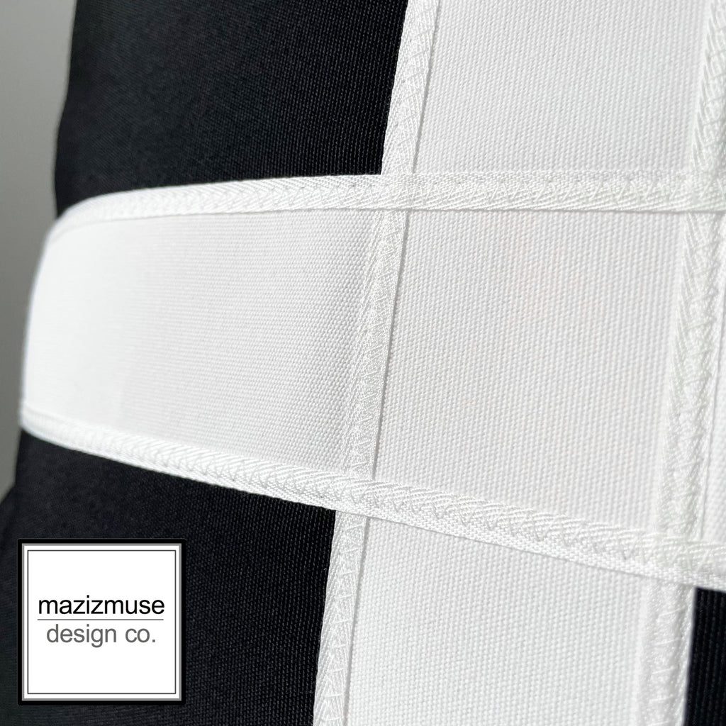 Housse de coussin d'extérieur moderne en tissu Sunbrella® noir et blanc, coussin Cornwall