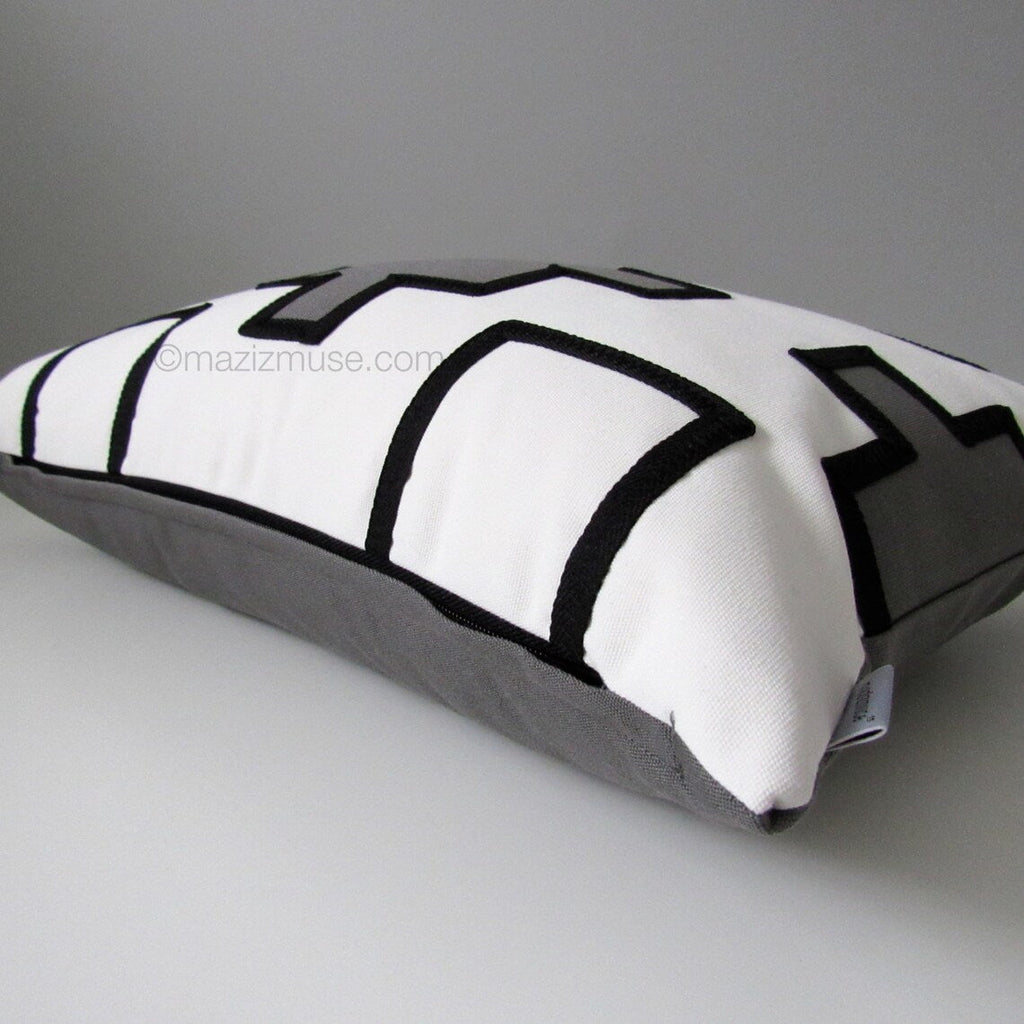 Housse de coussin d'extérieur Sunbrella® noir et blanc avec accents gris, coussins géométriques