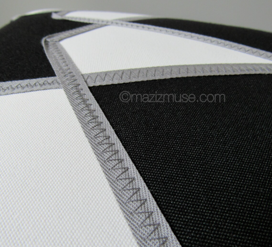 Housse de coussin Sunbrella® noire, blanche et jaune au motif mandala