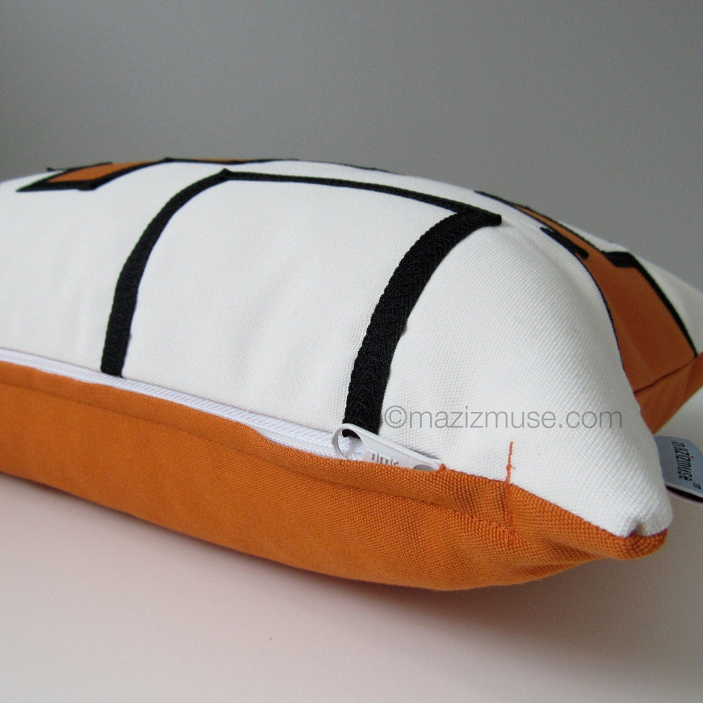Housse de coussin d'extérieur géométrique noire et blanche en tissu Sunbrella® avec accents orange