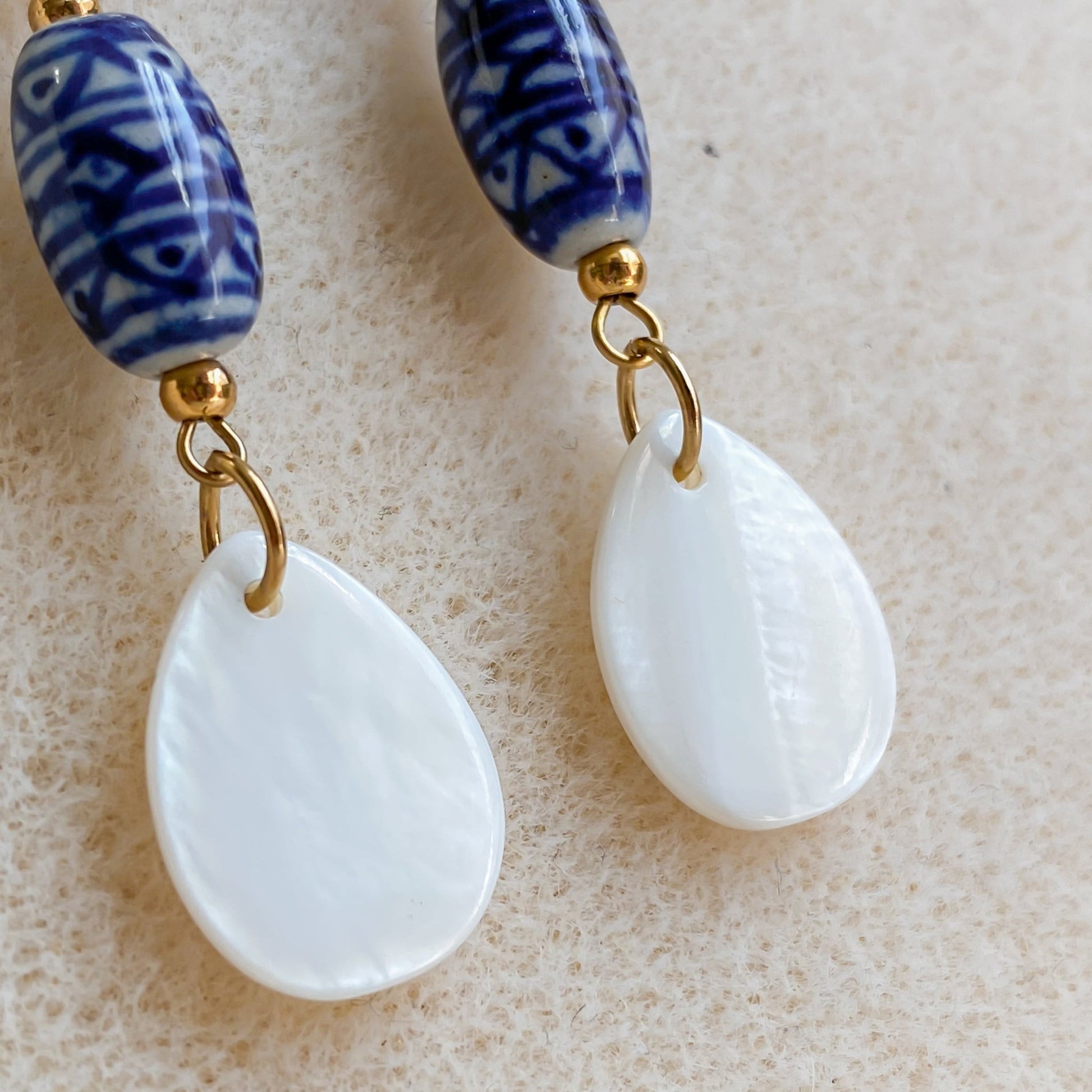 Boucles d'oreilles en céramique bleue &amp; nacre naturelle | ORMEAU