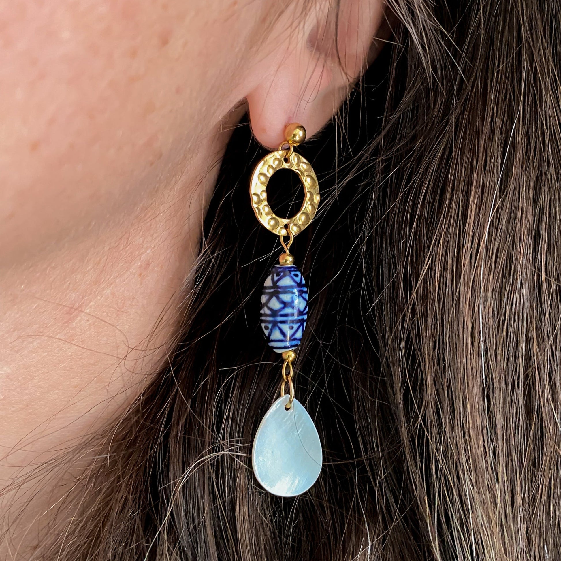 Boucles d'oreilles en céramique bleue &amp; nacre naturelle | ORMEAU