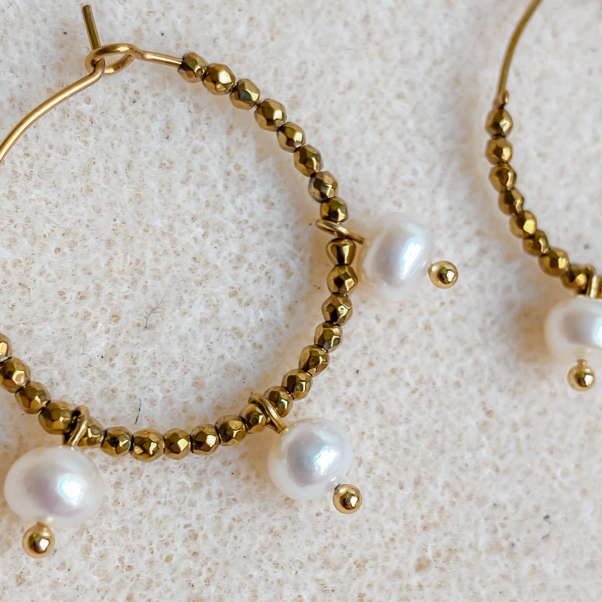 Boucles d'oreilles créoles dorées avec perles d'eau douce | AURÉA