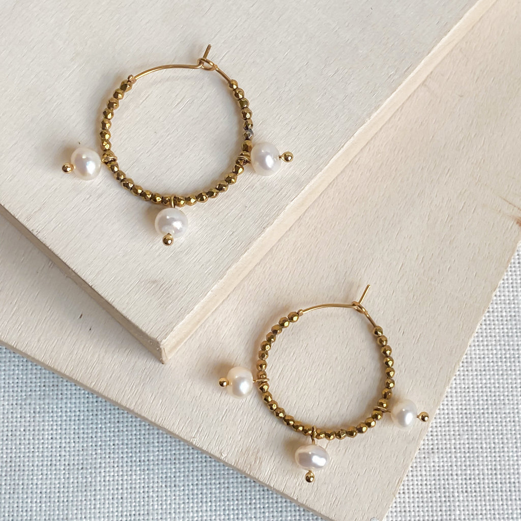 Boucles d'oreilles créoles dorées avec perles d'eau douce | AURÉA