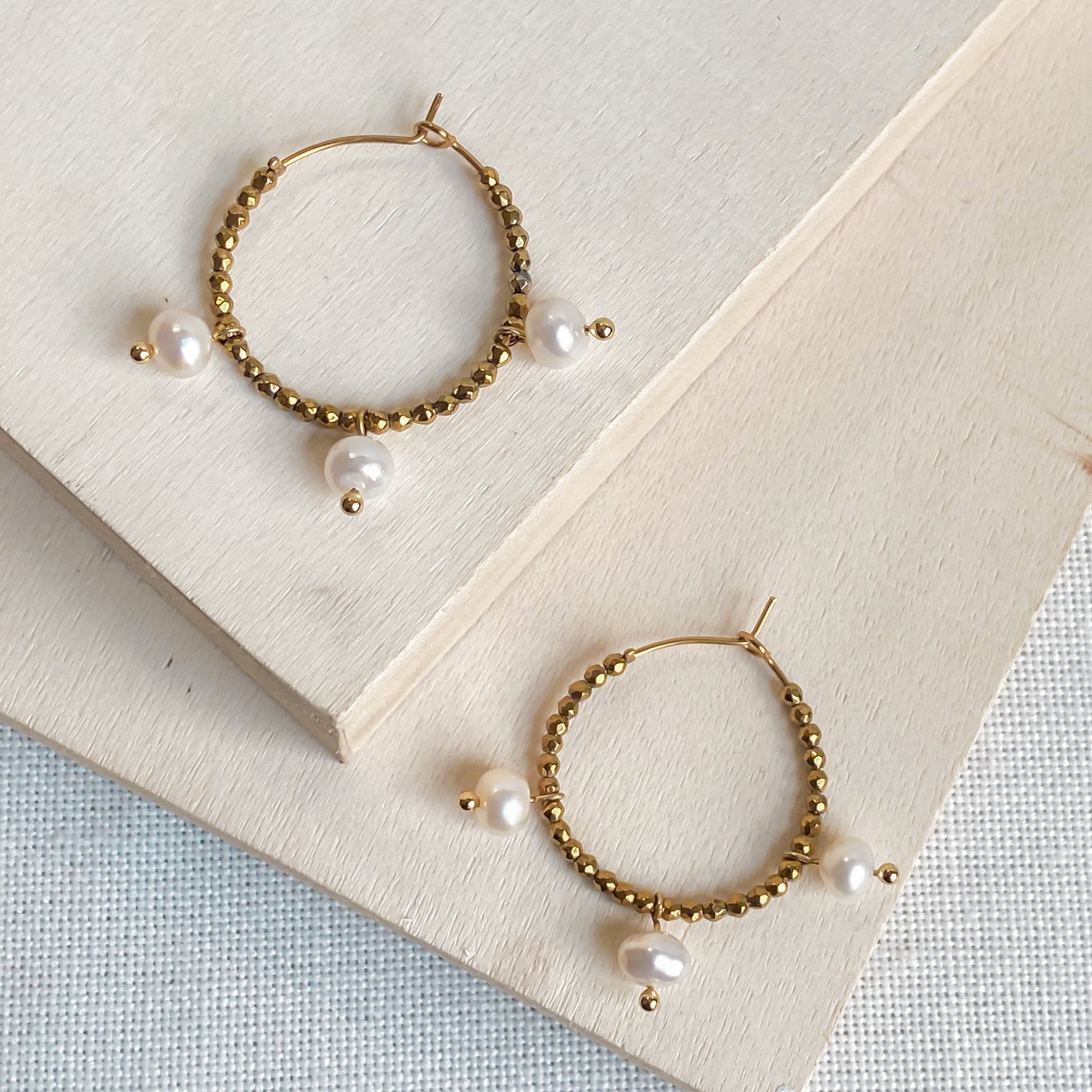 Boucles d'oreilles créoles dorées avec perles d'eau douce | AURÉA