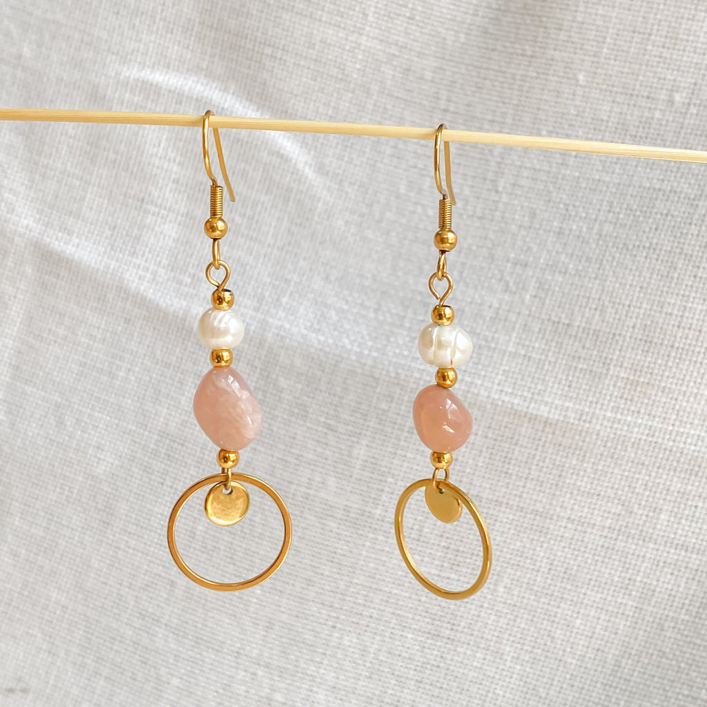 Boucles d'oreilles pendantes avec perles d'eau douce et pierre de soleil | DAPHNE