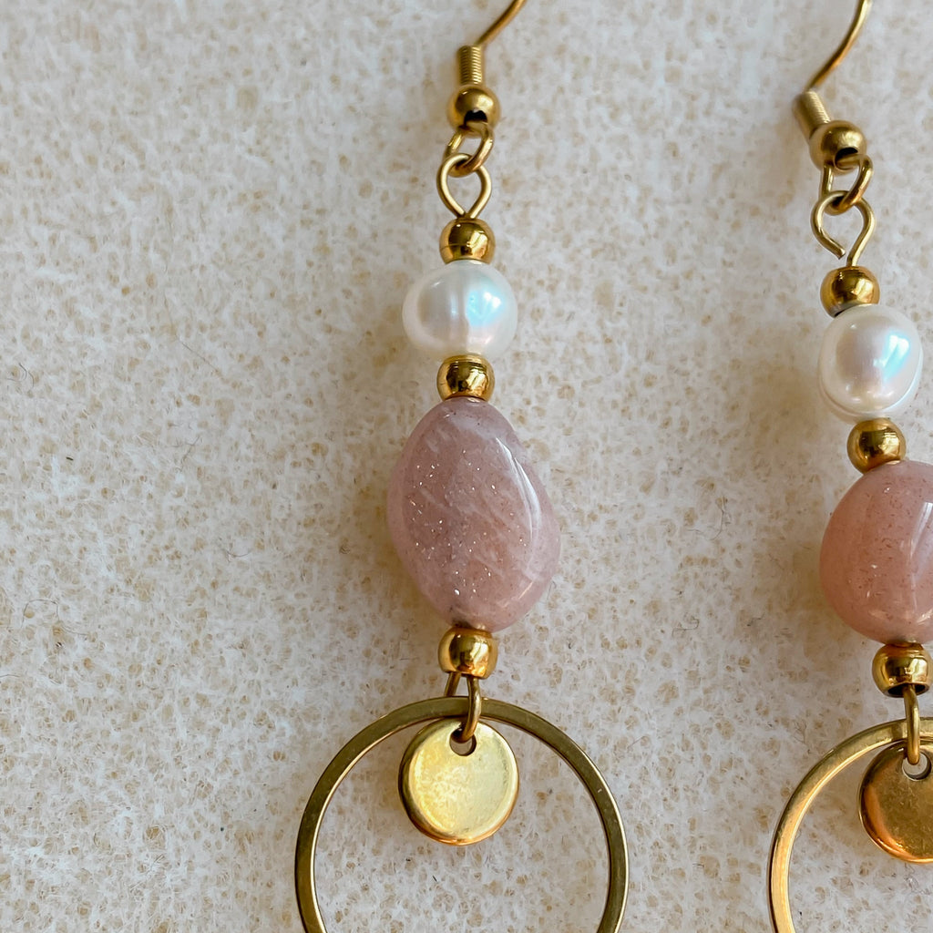 Boucles d'oreilles pendantes avec perles d'eau douce et pierre de soleil | DAPHNE