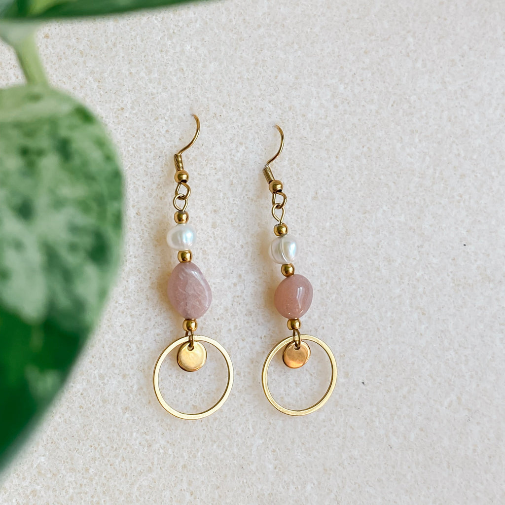 Boucles d'oreilles pendantes avec perles d'eau douce et pierre de soleil | DAPHNE