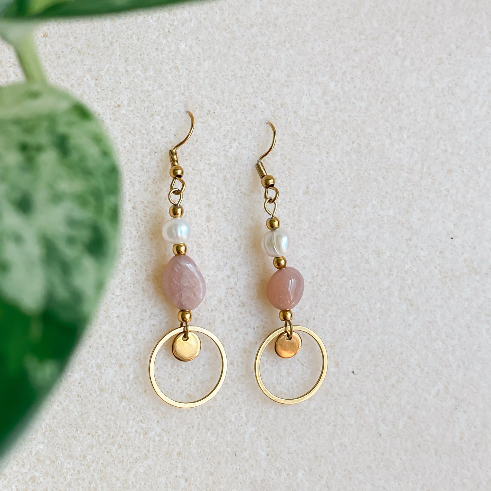 Boucles d'oreilles pendantes avec perles d'eau douce et pierre de soleil | DAPHNE