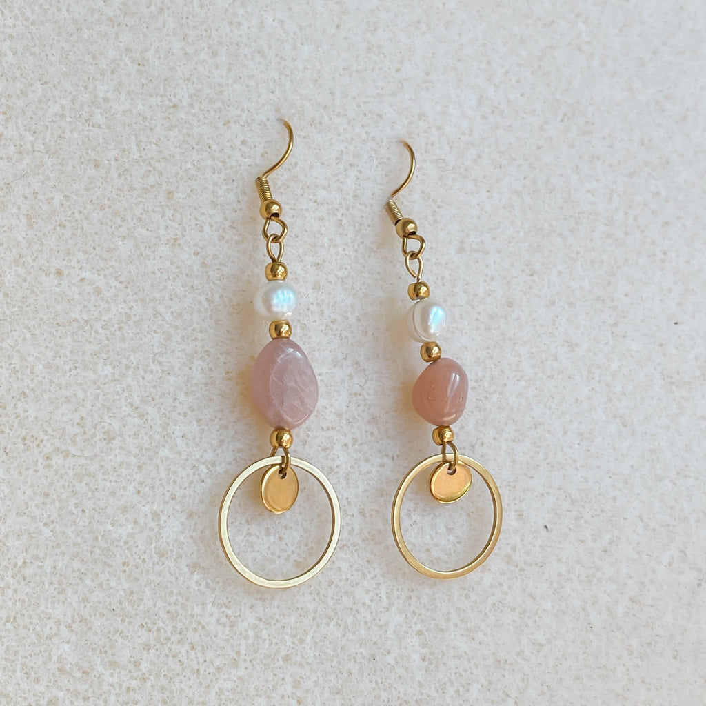 Boucles d'oreilles pendantes avec perles d'eau douce et pierre de soleil | DAPHNE