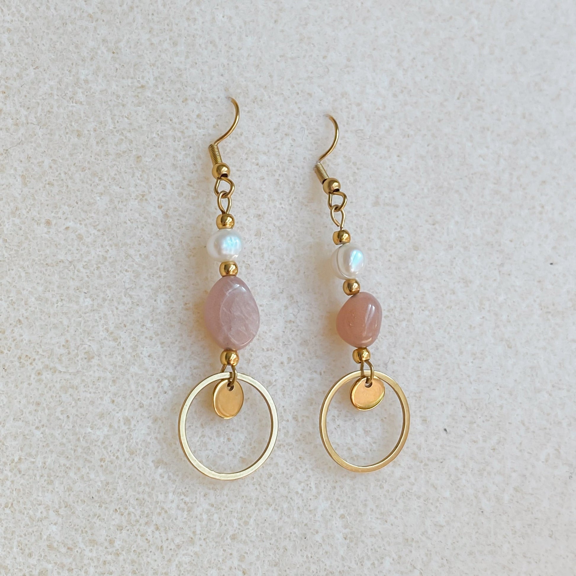 Boucles d'oreilles pendantes avec perles d'eau douce et pierre de soleil | DAPHNE