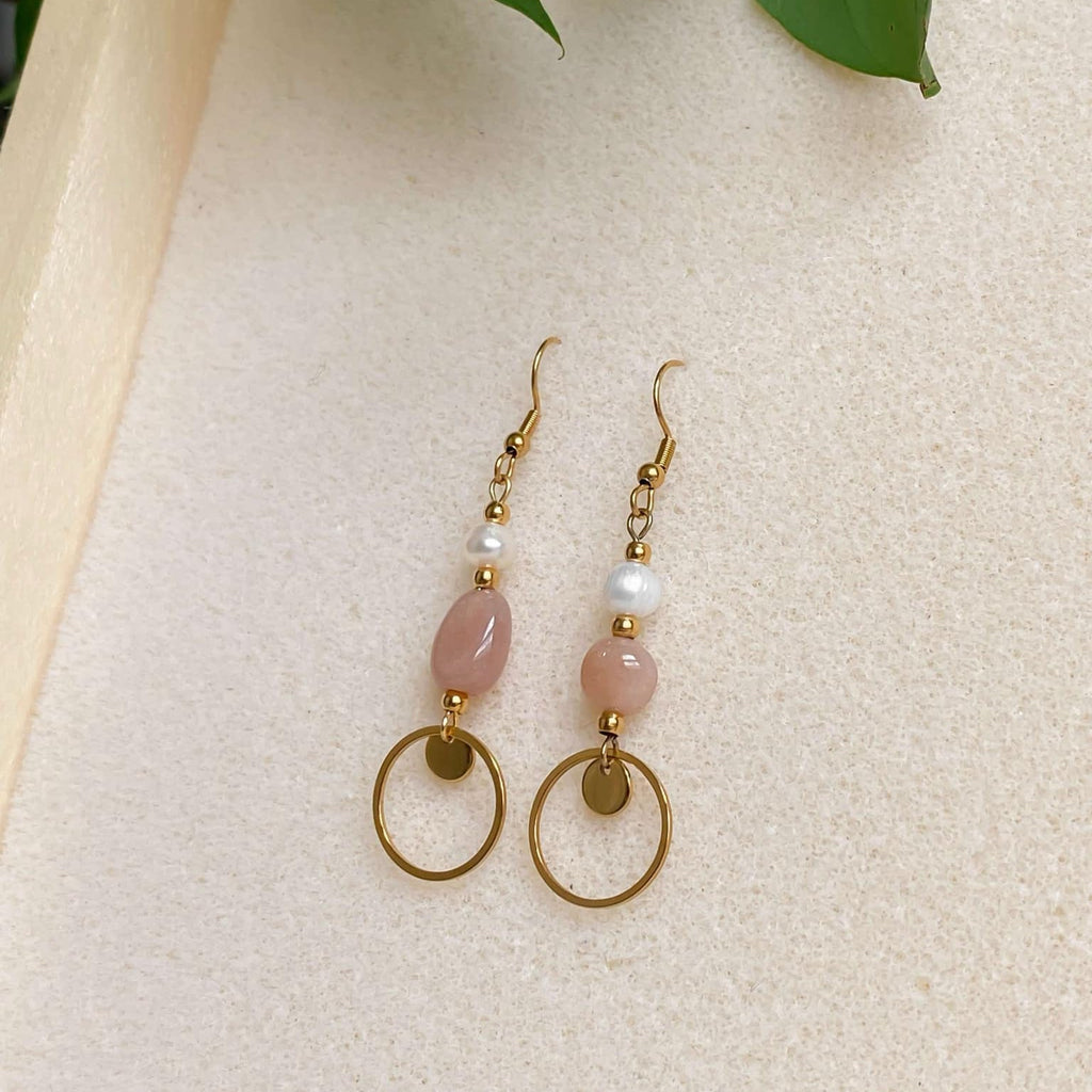Boucles d'oreilles pendantes avec perles d'eau douce et pierre de soleil | DAPHNE