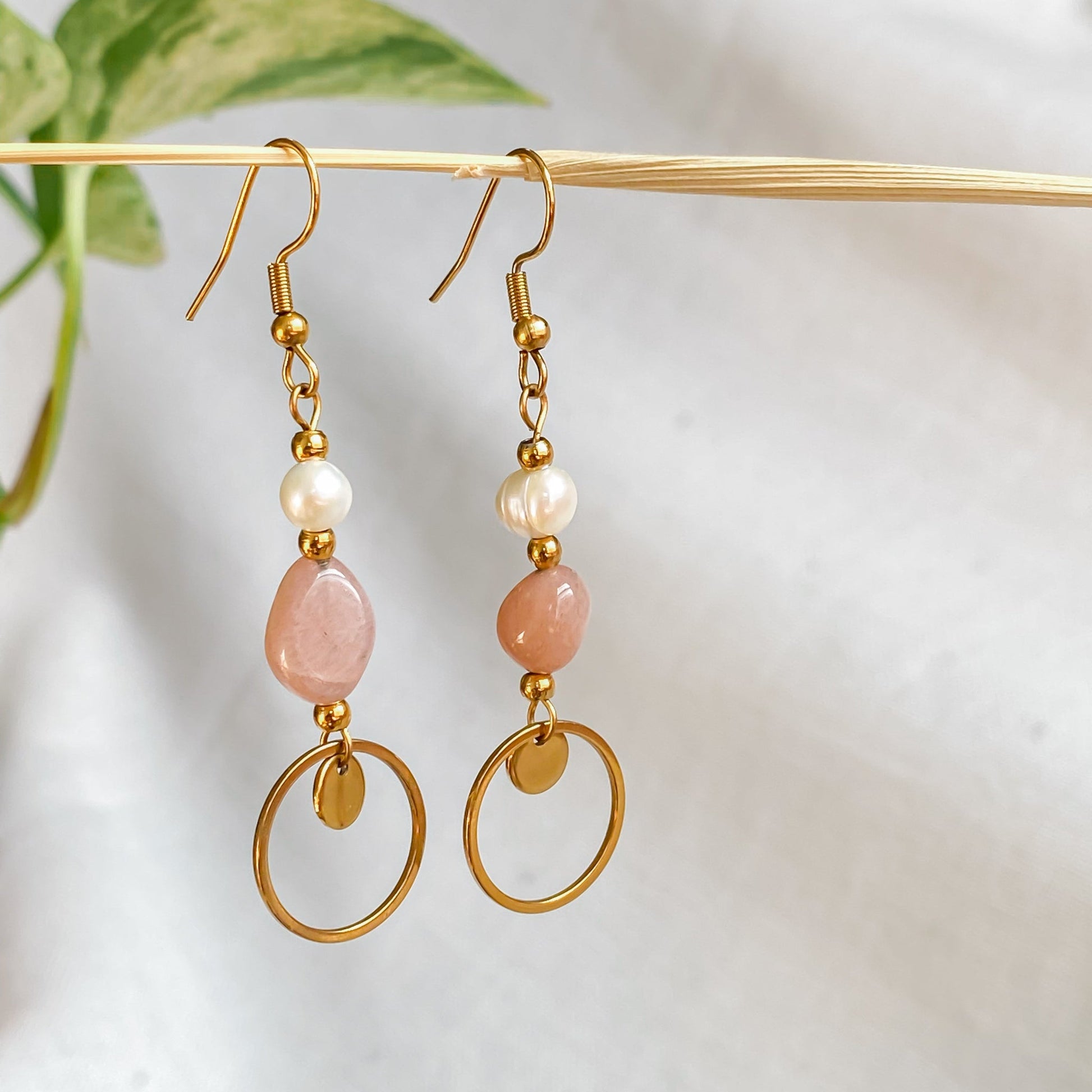 Boucles d'oreilles pendantes avec perles d'eau douce et pierre de soleil | DAPHNE