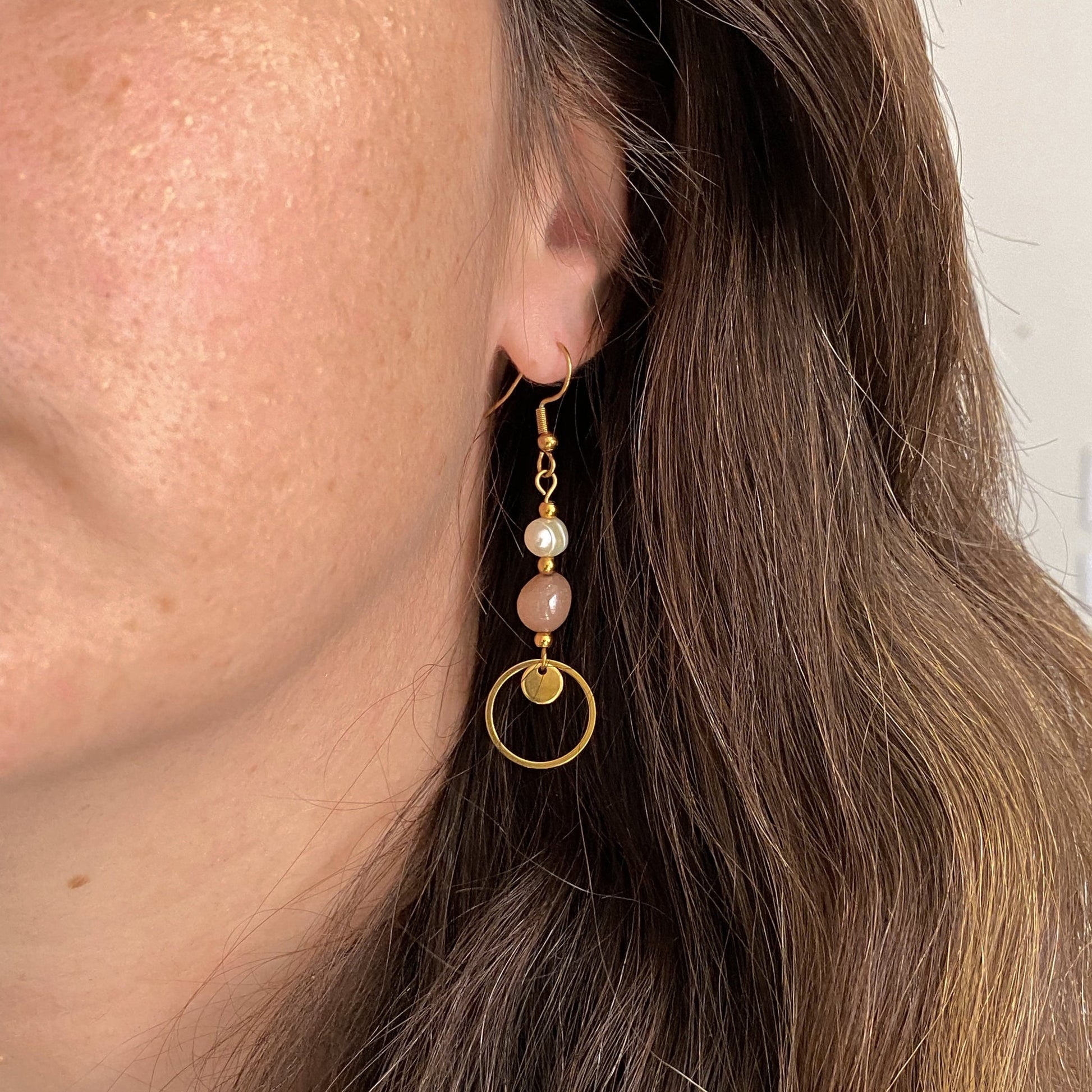 Boucles d'oreilles pendantes avec perles d'eau douce et pierre de soleil | DAPHNE