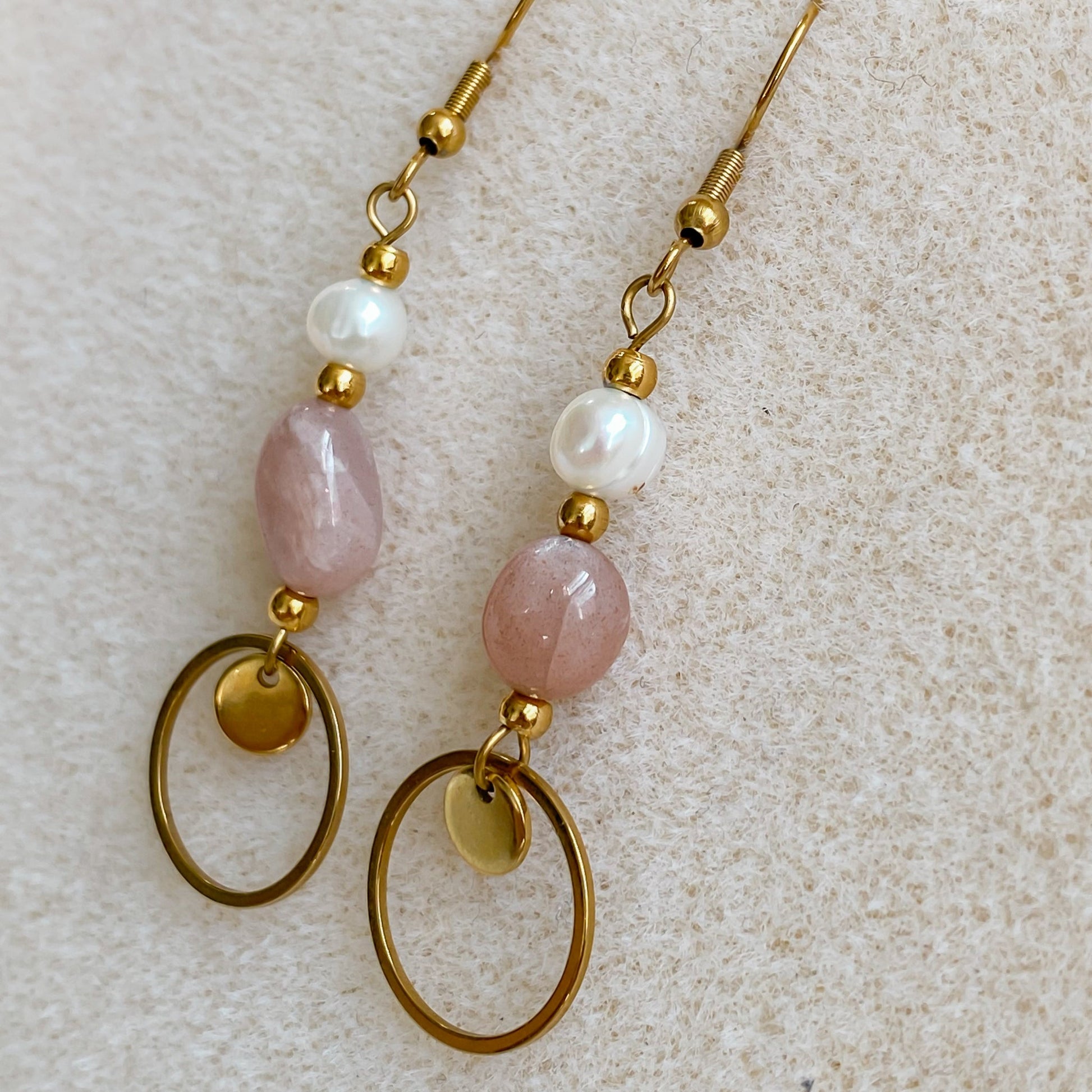 Boucles d'oreilles pendantes avec perles d'eau douce et pierre de soleil | DAPHNE