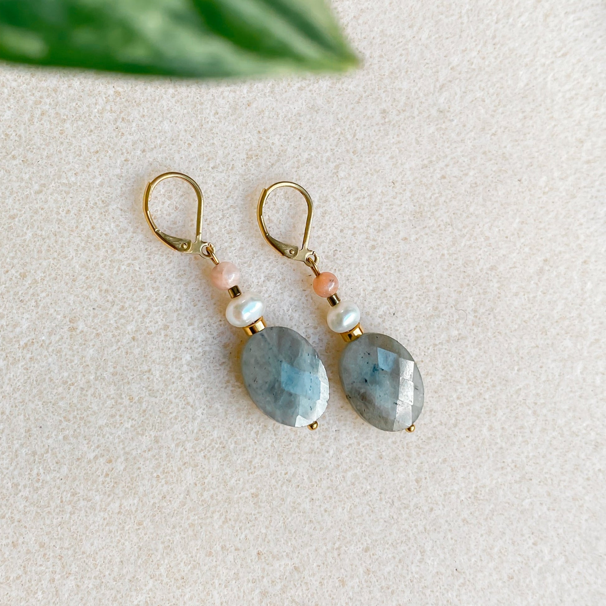Boucles d'oreilles labradorite dorées pendantes 18K | ATHÉNA