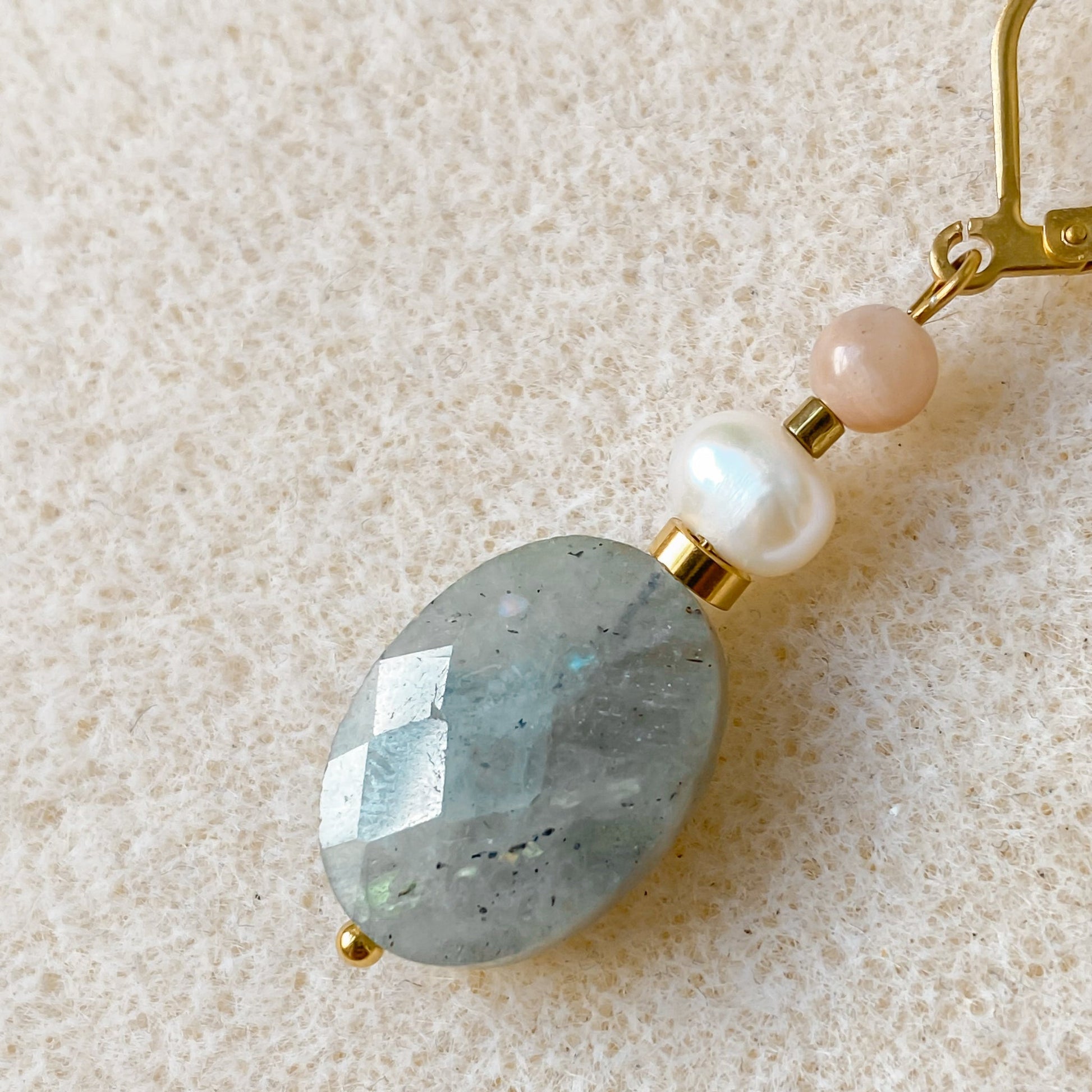 Boucles d'oreilles labradorite dorées pendantes 18K | ATHÉNA