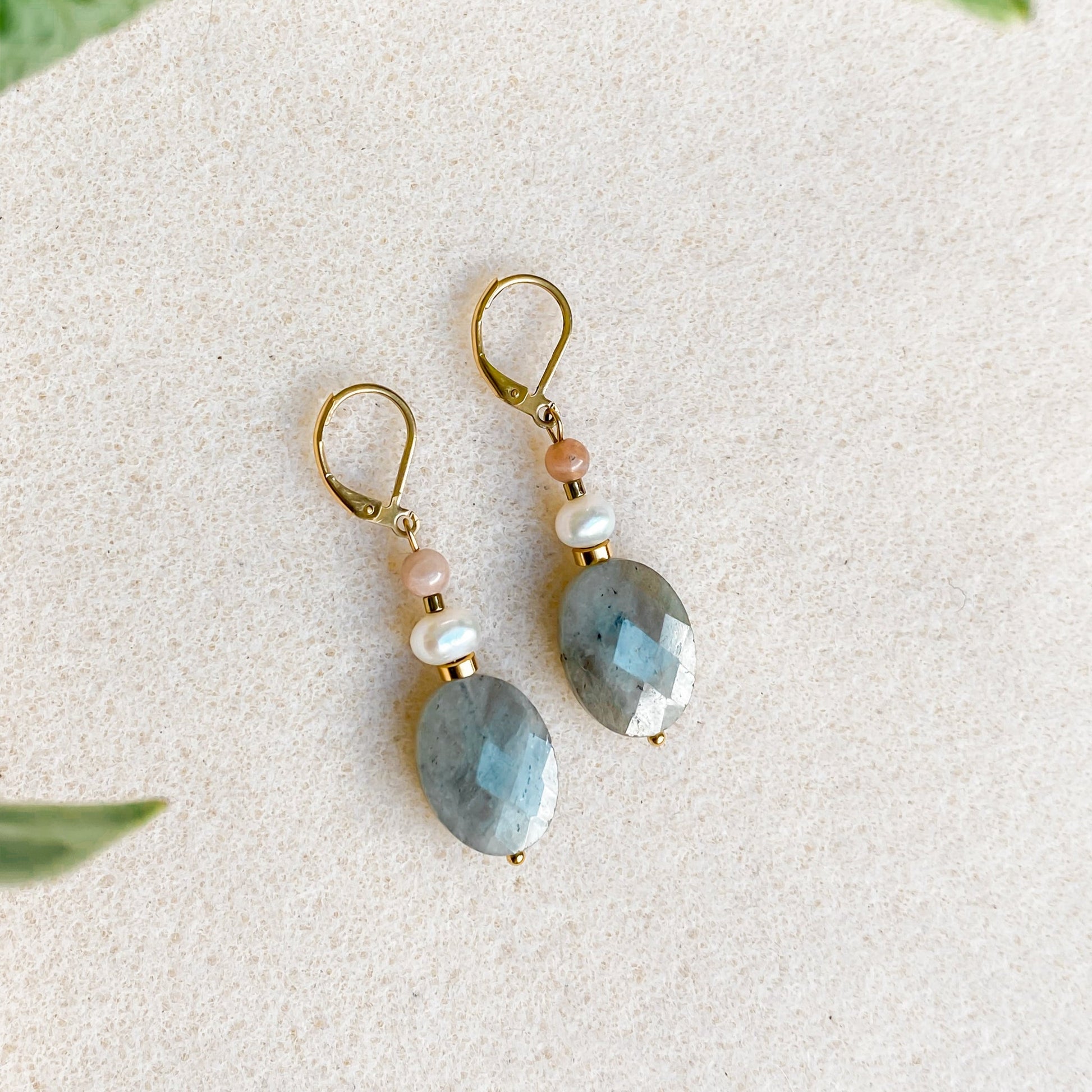 Boucles d'oreilles labradorite dorées pendantes 18K | ATHÉNA