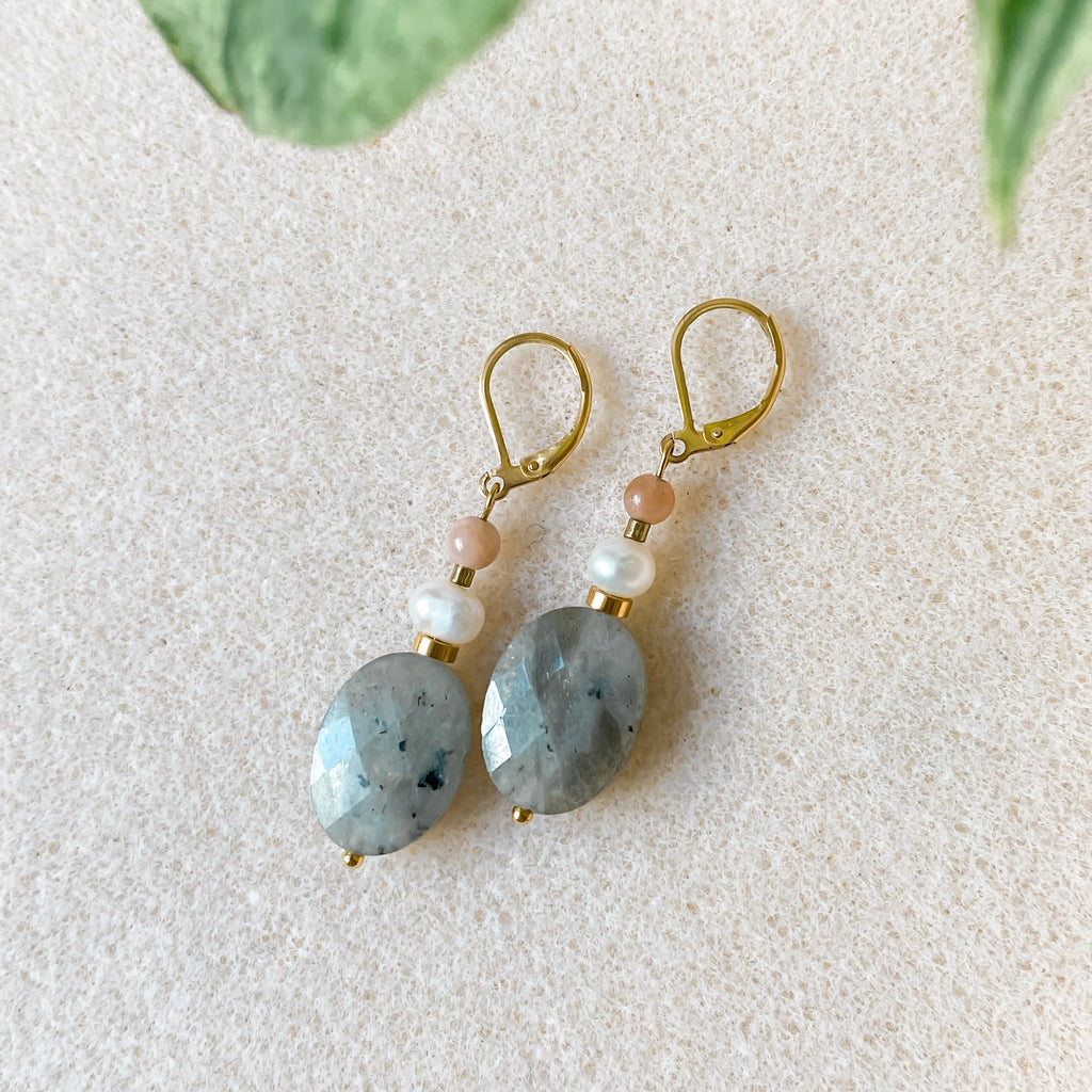 Boucles d'oreilles labradorite dorées pendantes 18K | ATHÉNA