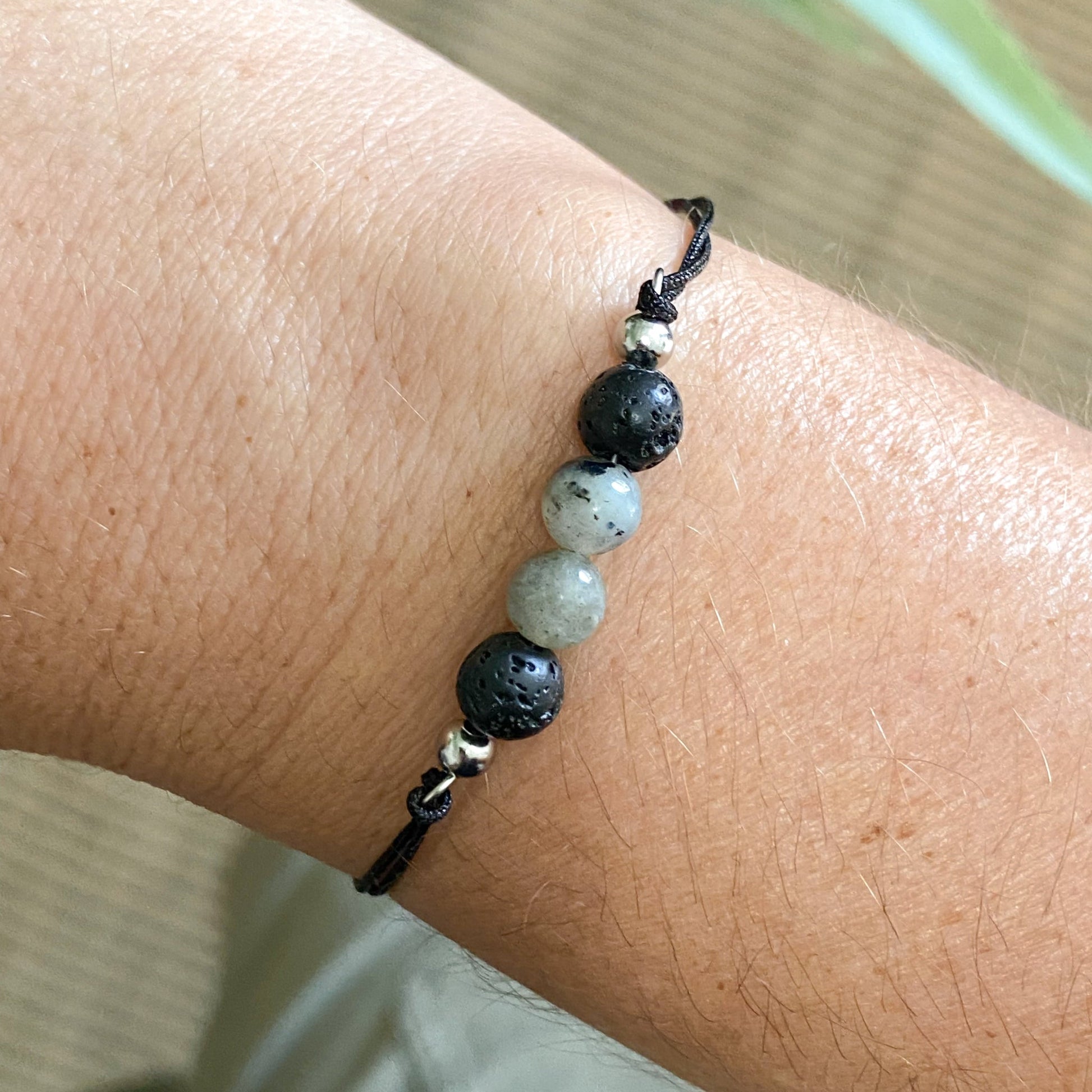 Bracelet minimaliste homme en pierre de lave | DOUX SOUVENIR