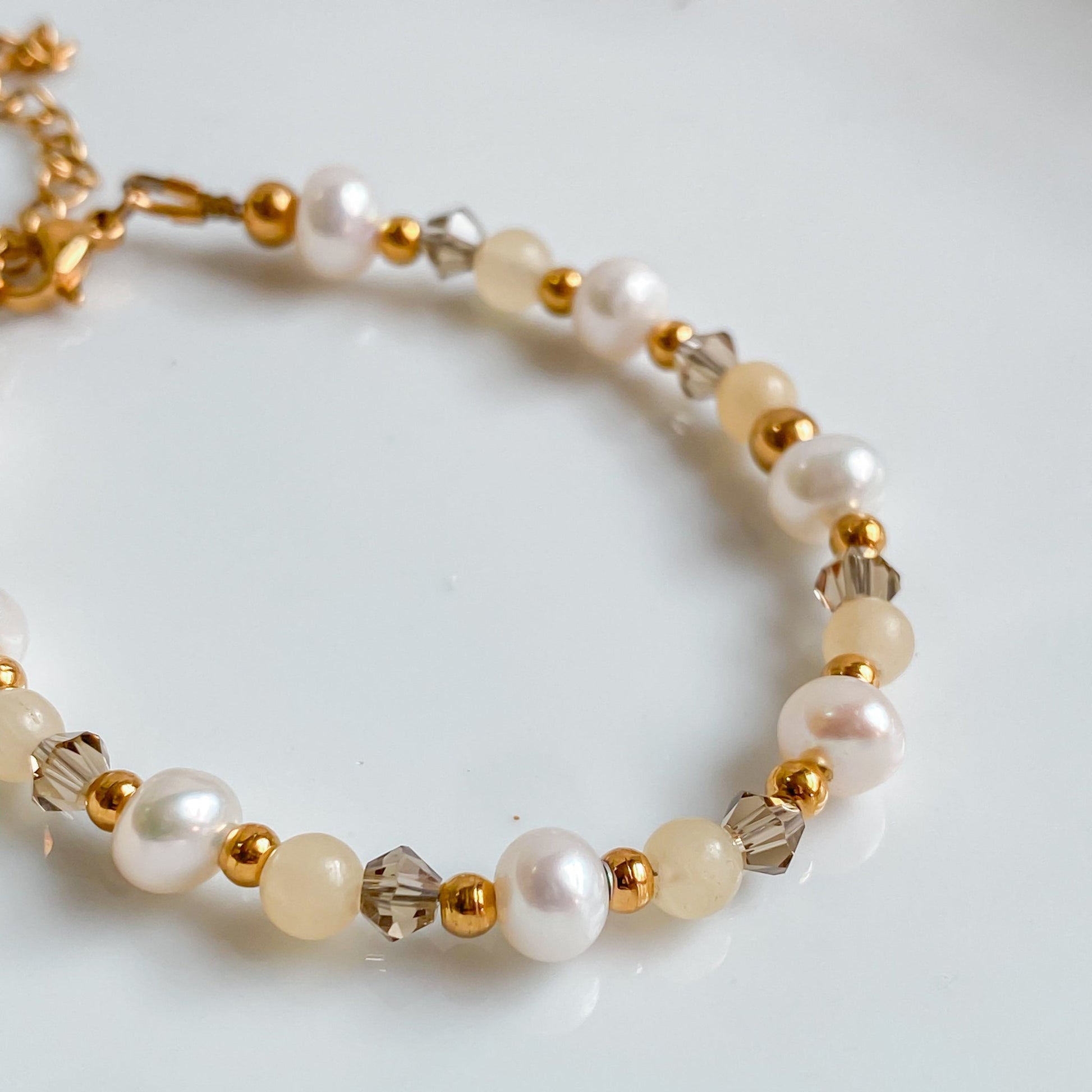 Bracelet fin en pierres de jade jaune et perles d'eau douce | THÉIA