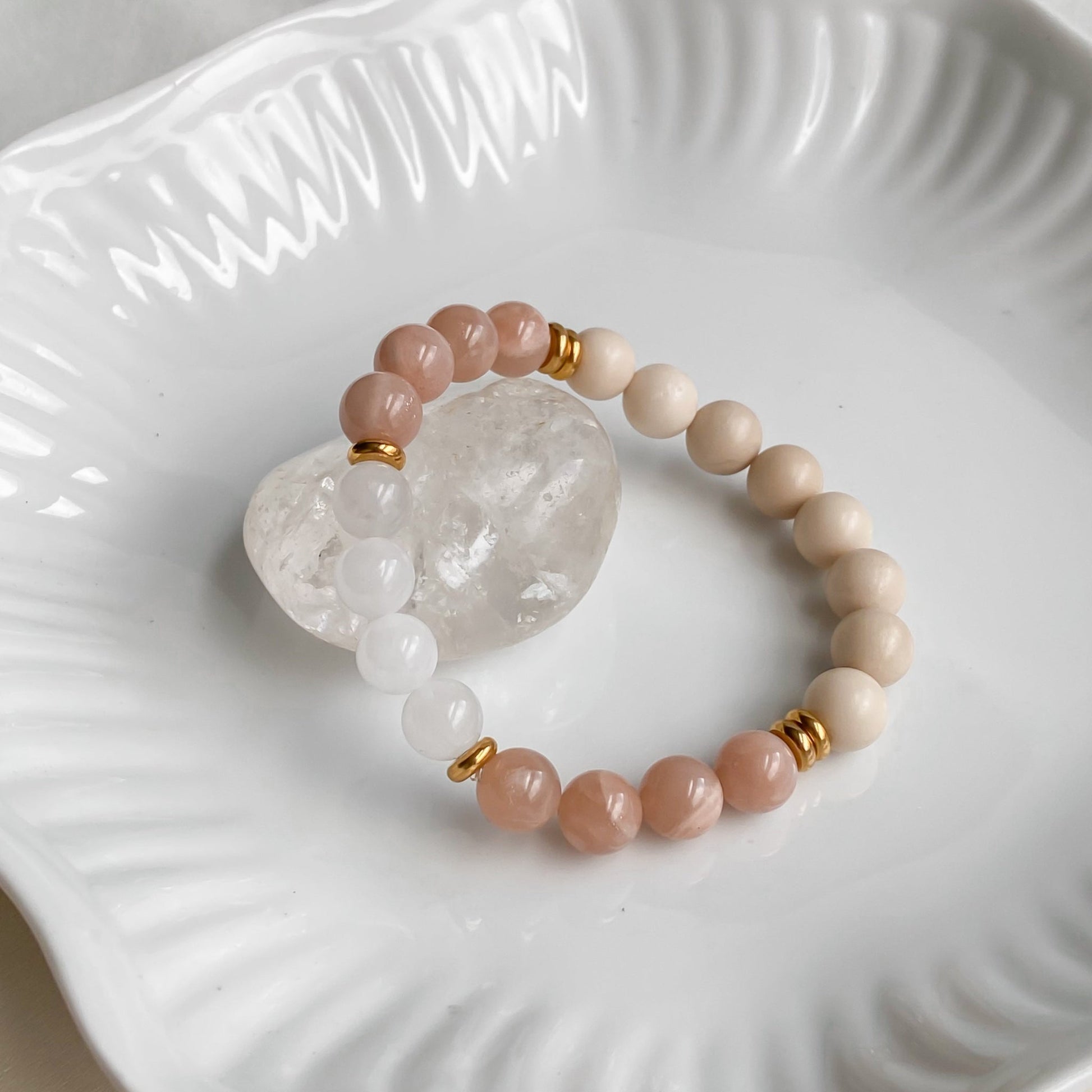 ÉCLAT DE SOLEIL | Bracelet en pierres de soleil, quartz et inox doré