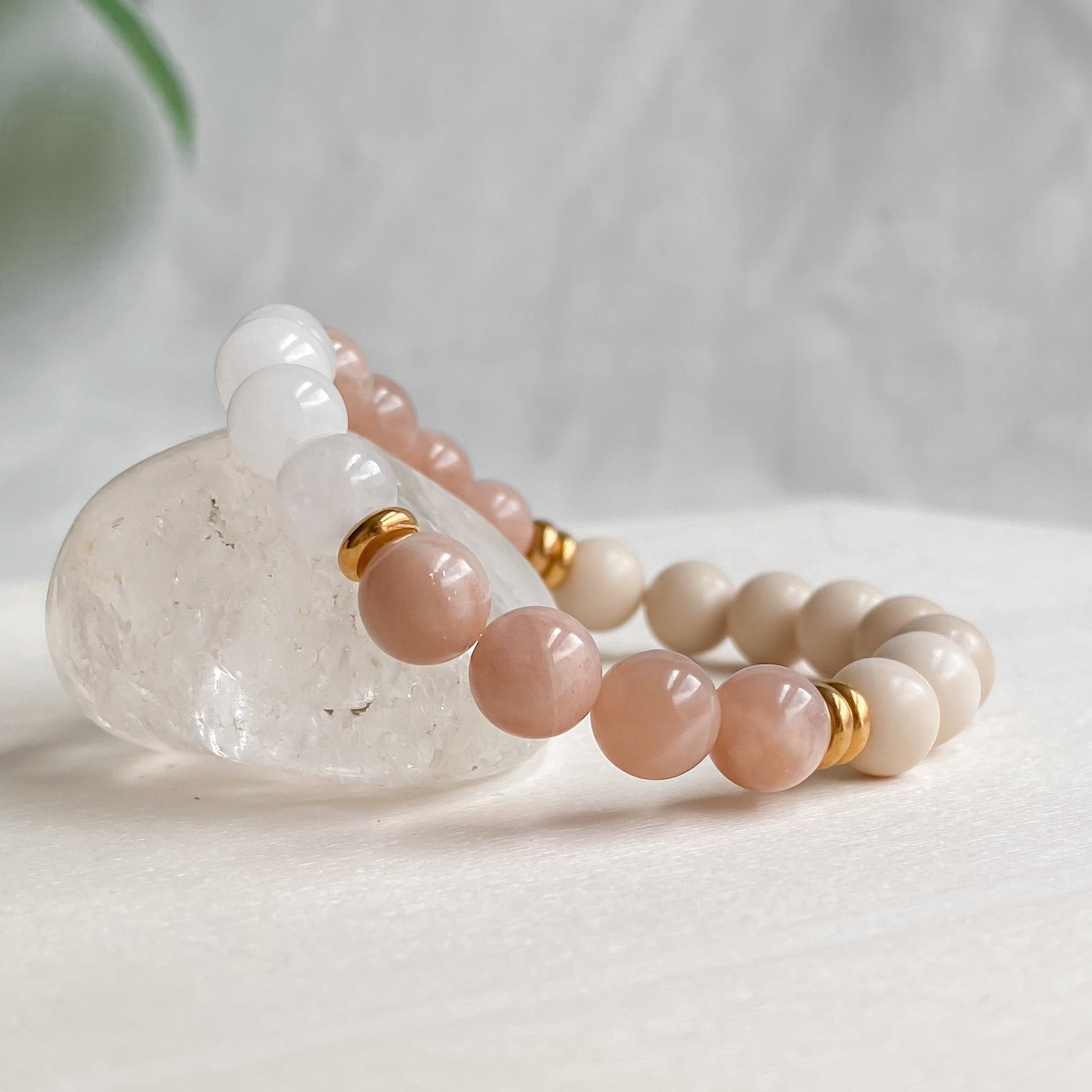 ÉCLAT DE SOLEIL | Bracelet en pierres de soleil, quartz et inox doré