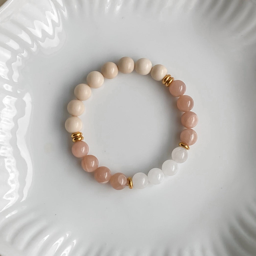 ÉCLAT DE SOLEIL | Bracelet en pierres de soleil, quartz et inox doré