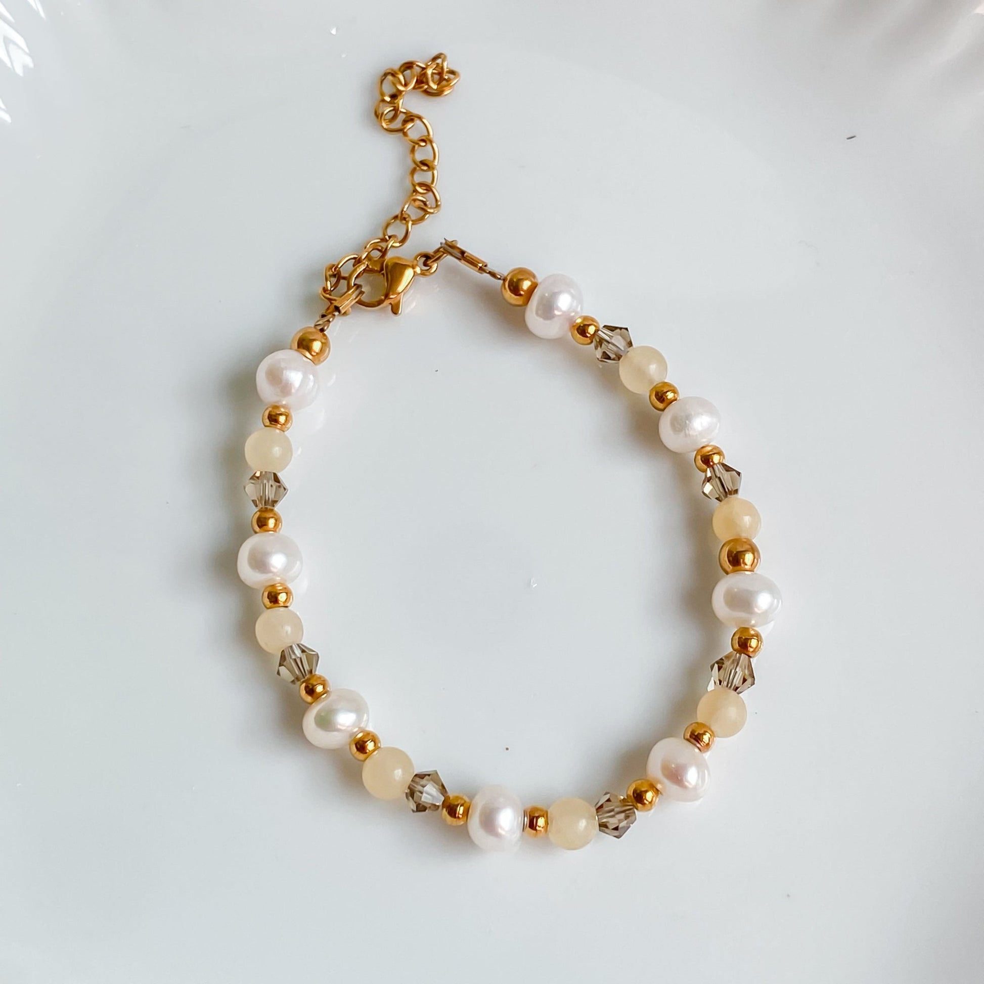 Bracelet fin en pierres de jade jaune et perles d'eau douce | THÉIA