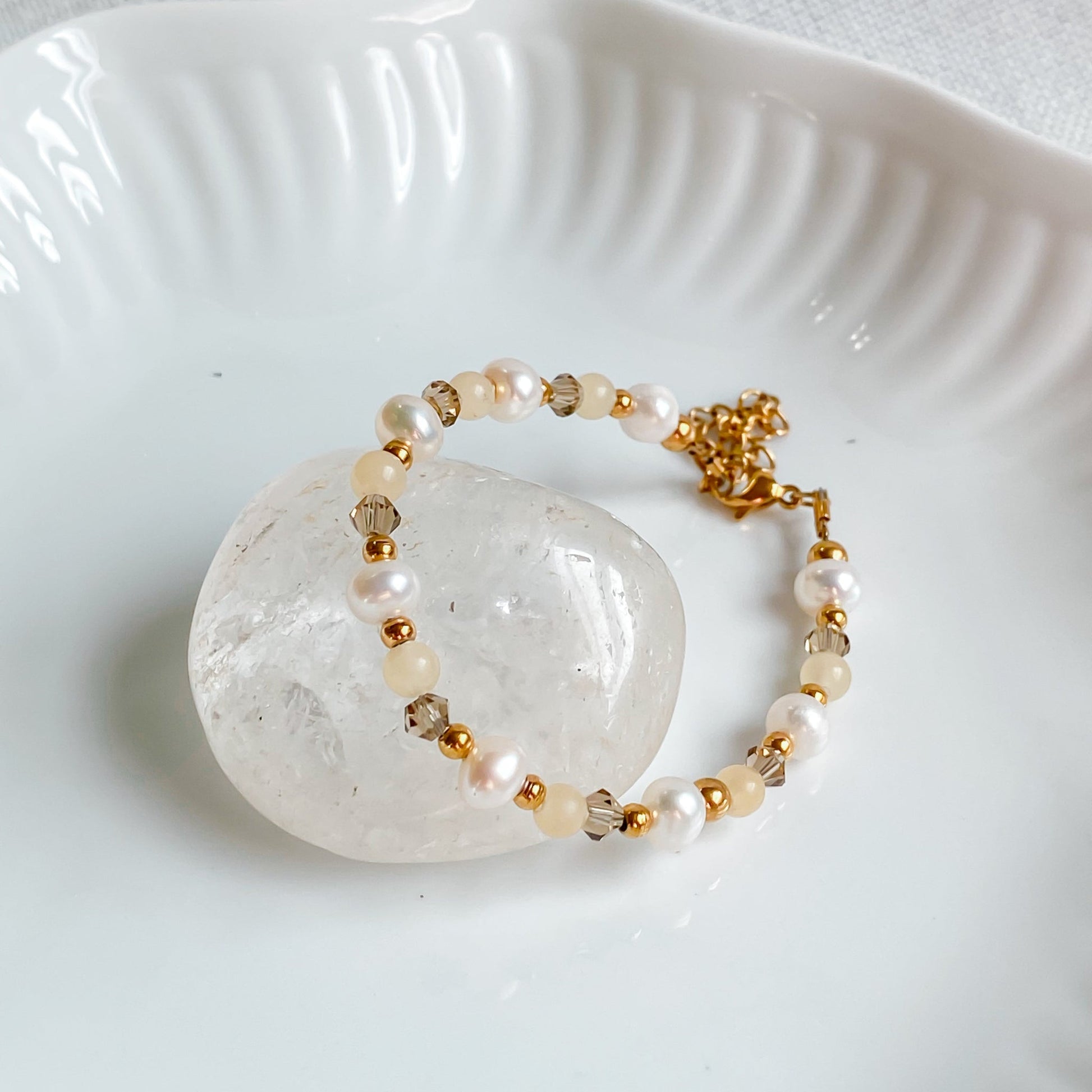 Bracelet fin en pierres de jade jaune et perles d'eau douce | THÉIA