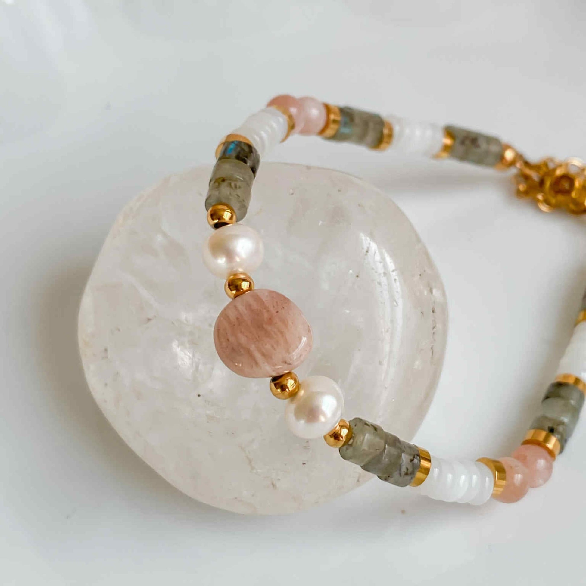 Bracelet en pierres naturelles et acier inoxydable plaqué or 18K | HÉCATE