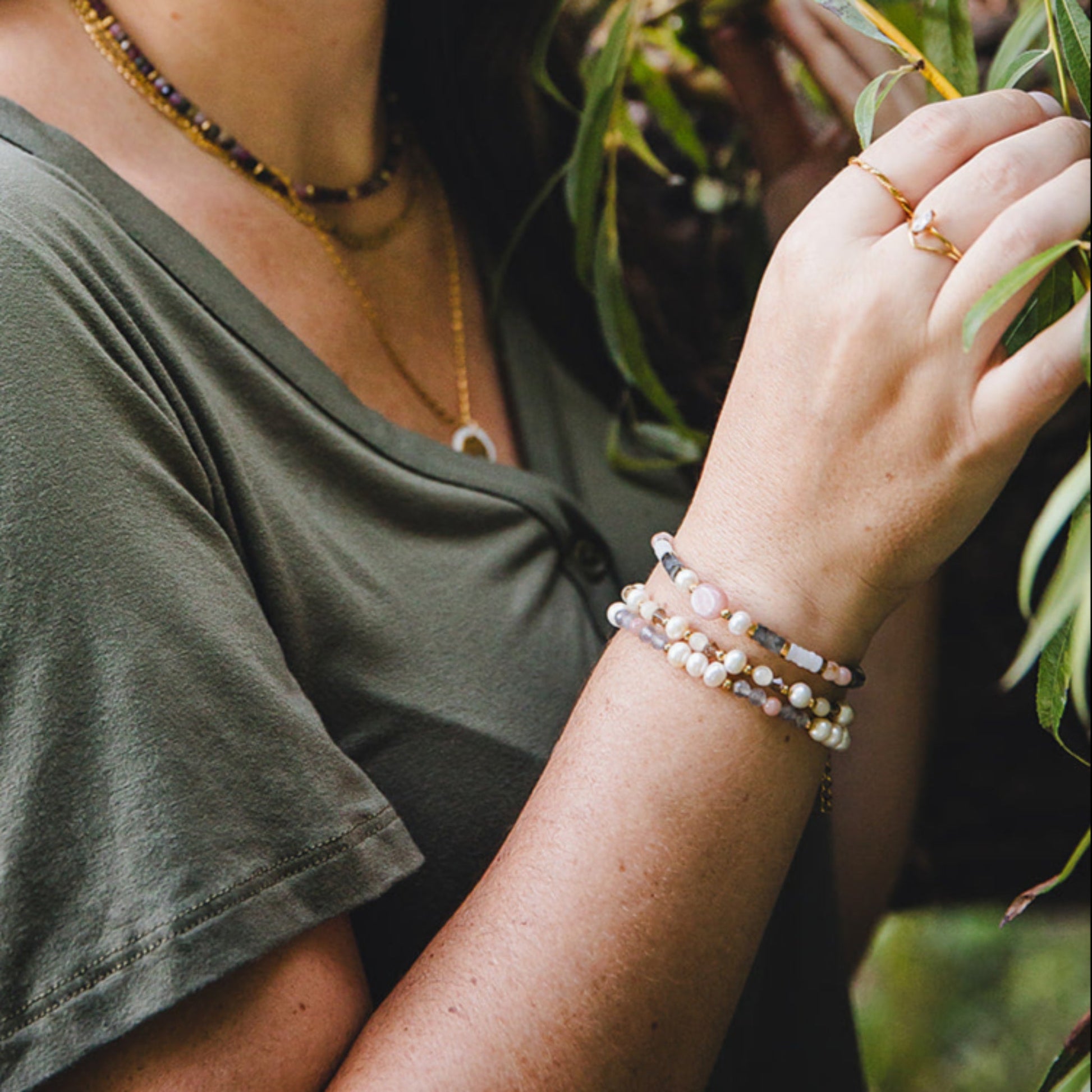 Bracelet en pierres naturelles et acier inoxydable plaqué or 18K | HÉCATE