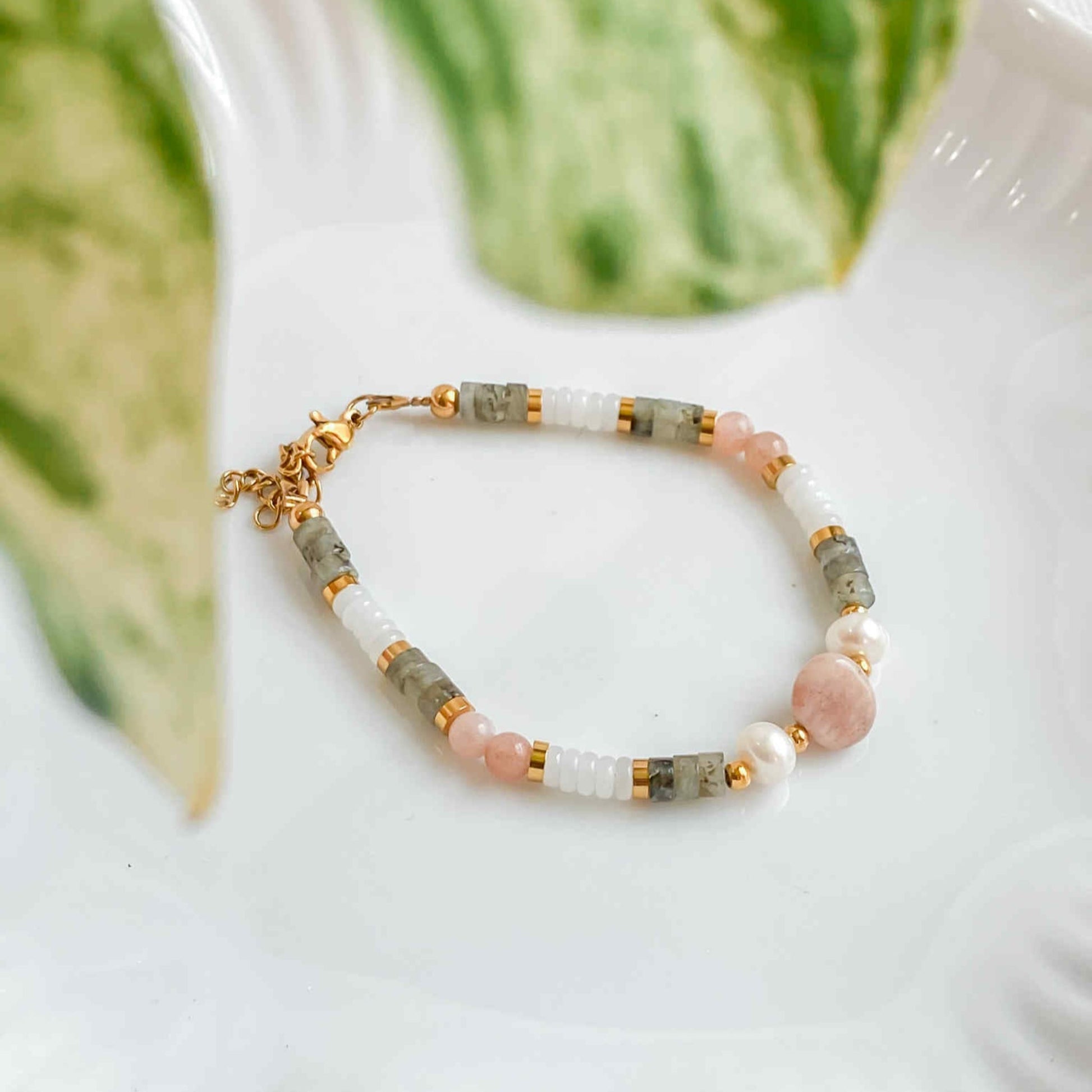 Bracelet en pierres naturelles et acier inoxydable plaqué or 18K | HÉCATE