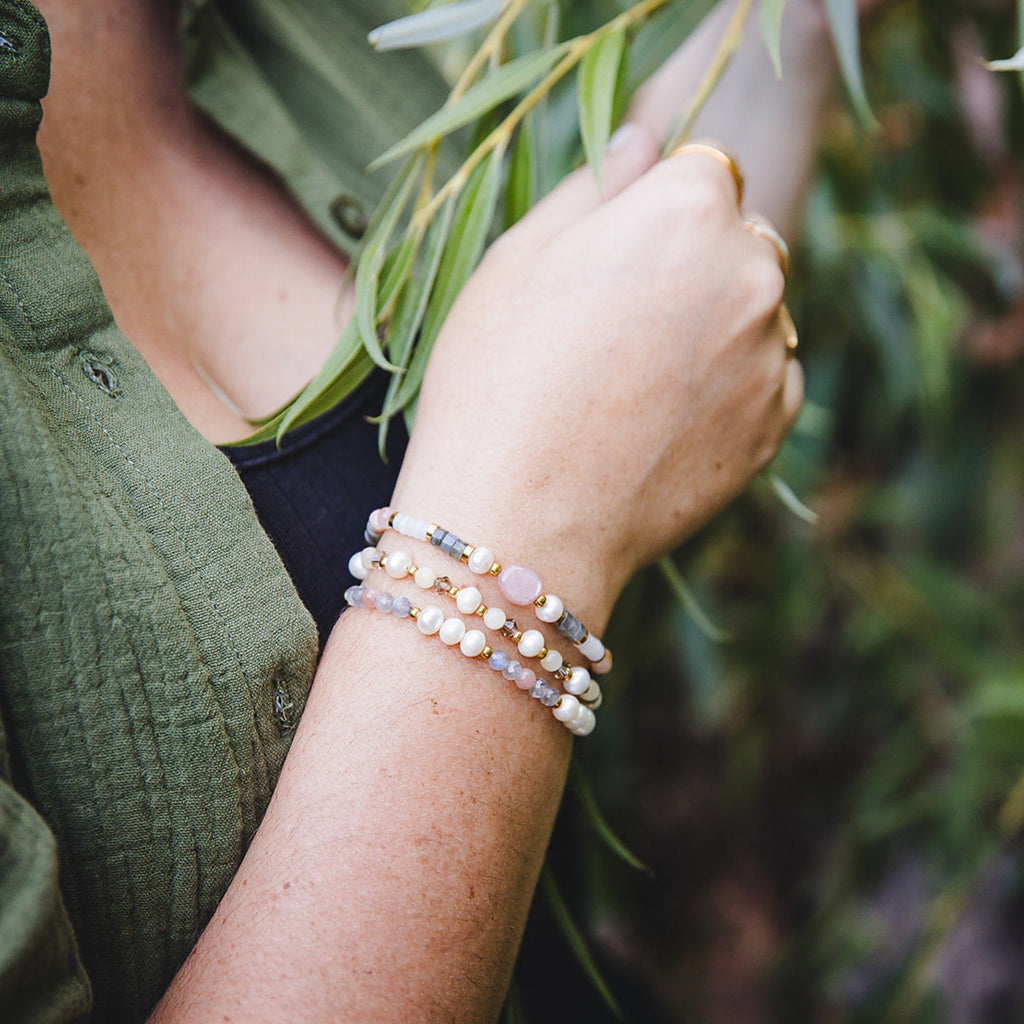 Bracelet en pierres naturelles et acier inoxydable plaqué or 18K | HÉCATE