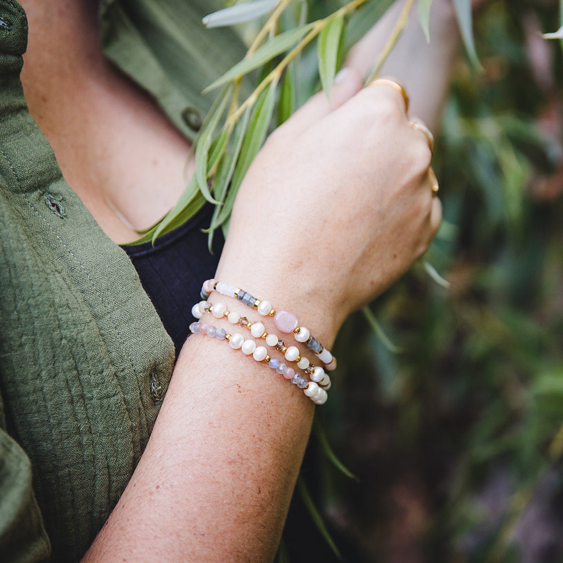 Bracelet en pierres naturelles et acier inoxydable plaqué or 18K | HÉCATE