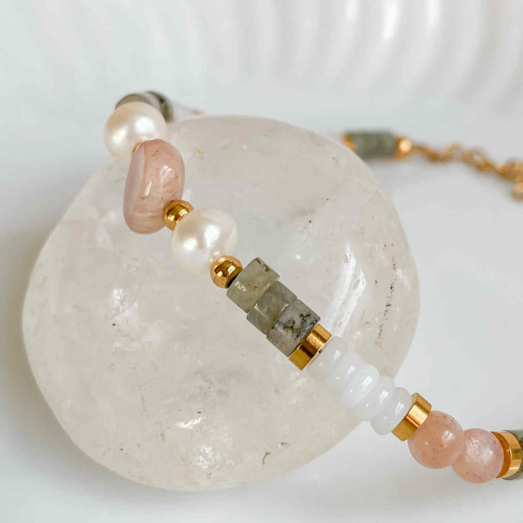 Bracelet en pierres naturelles et acier inoxydable plaqué or 18K | HÉCATE