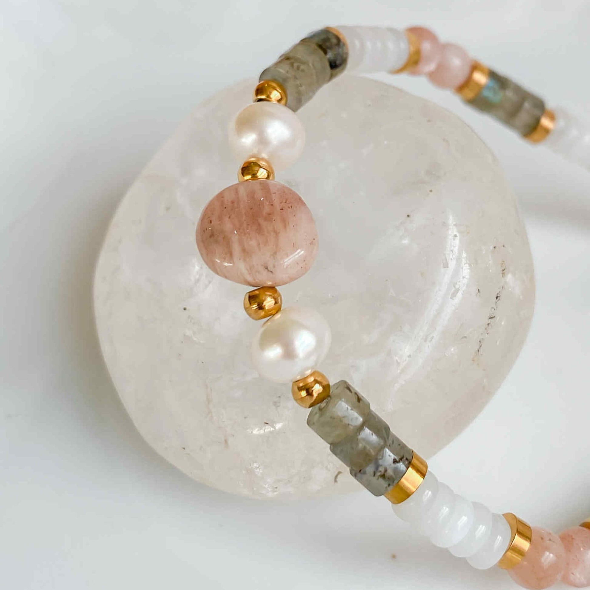 Bracelet en pierres naturelles et acier inoxydable plaqué or 18K | HÉCATE