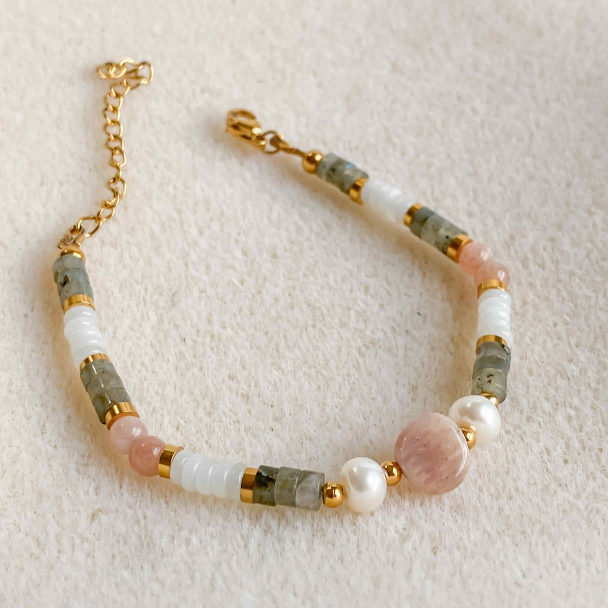 Bracelet en pierres naturelles et acier inoxydable plaqué or 18K | HÉCATE