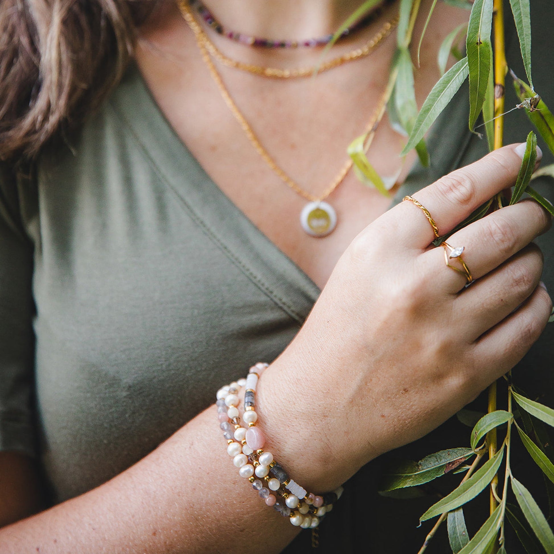 Bracelet en pierres naturelles et acier inoxydable plaqué or 18K | HÉCATE