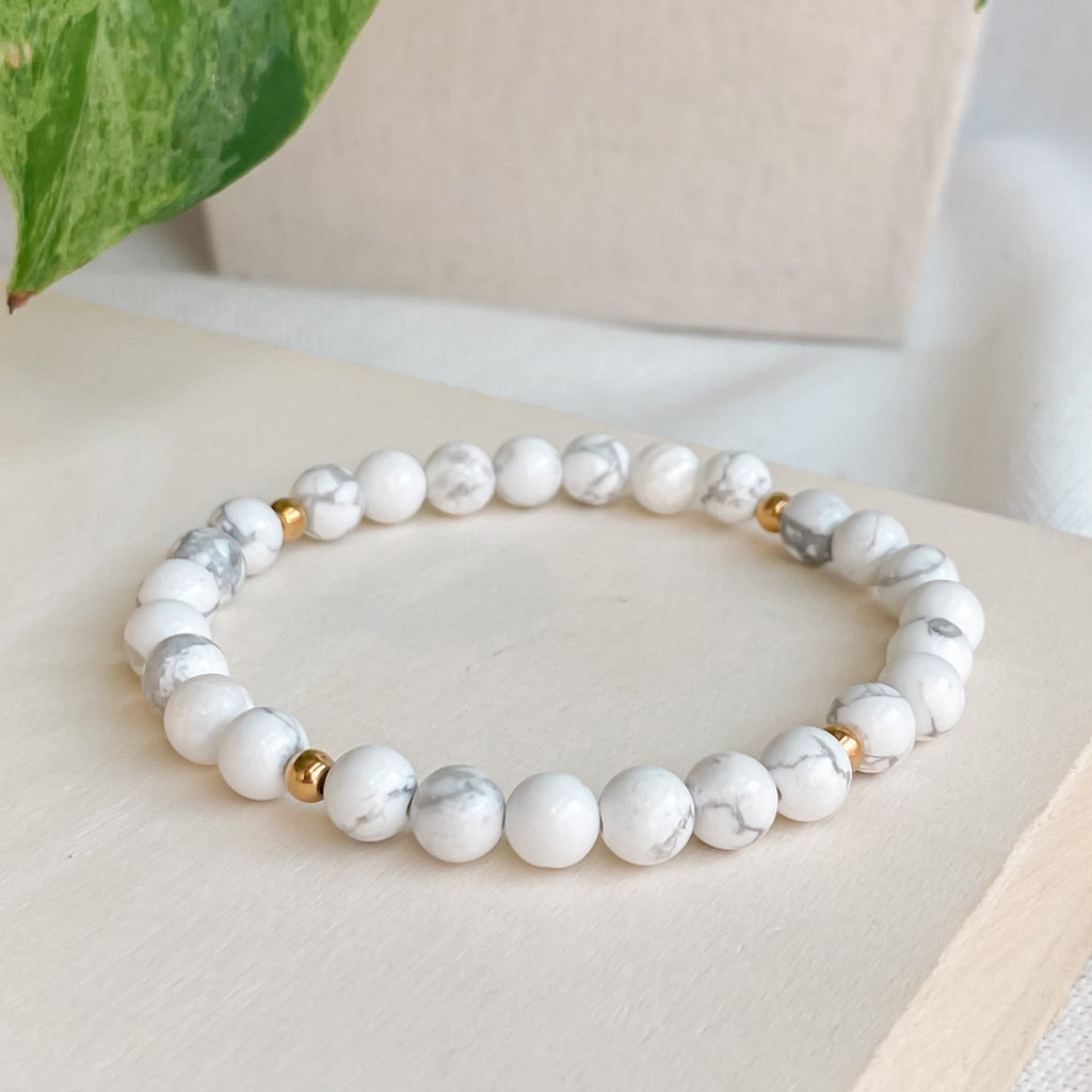 PAIX INTÉRIEURE | Bracelet en howlite et acier inoxydable or