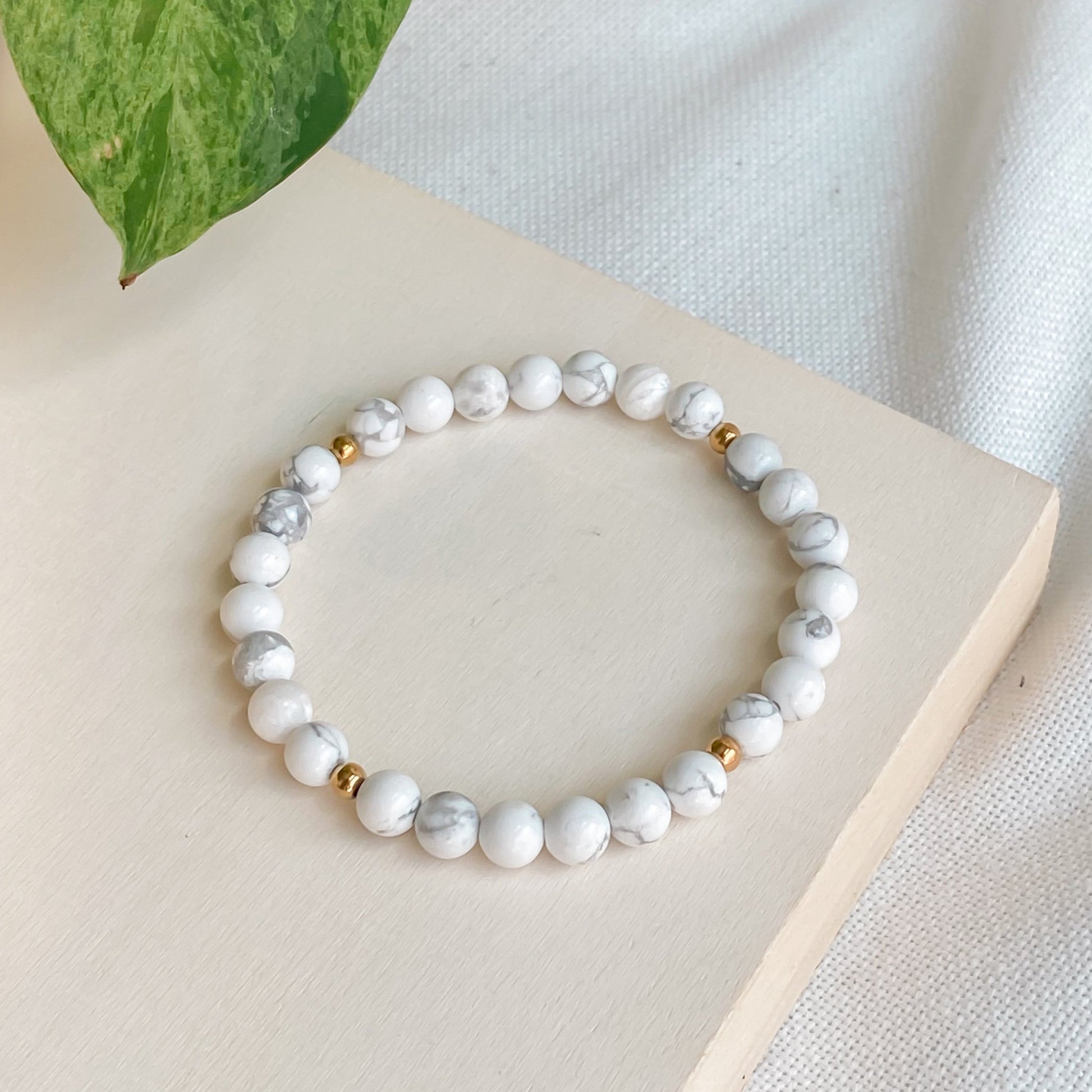 PAIX INTÉRIEURE | Bracelet en howlite et acier inoxydable or