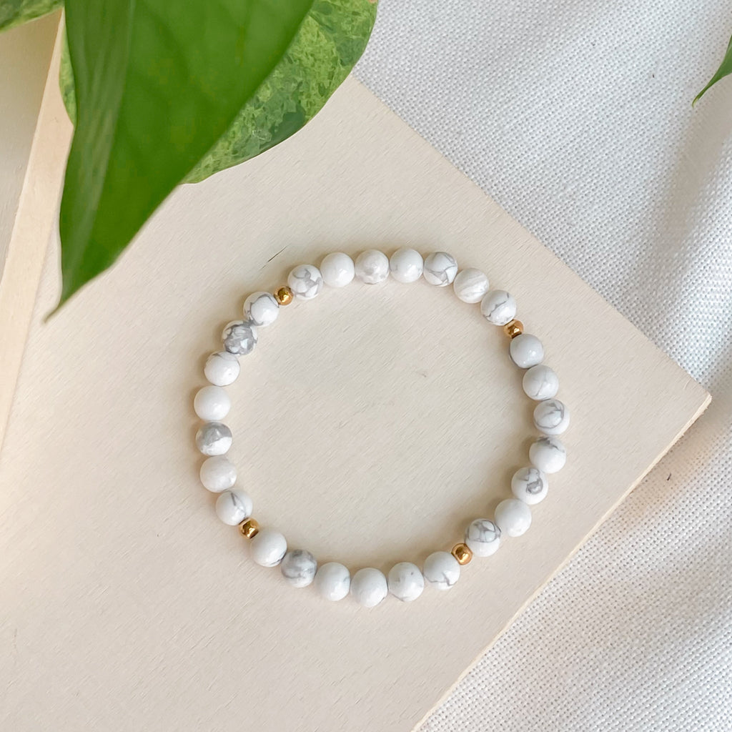 PAIX INTÉRIEURE | Bracelet en howlite et acier inoxydable or
