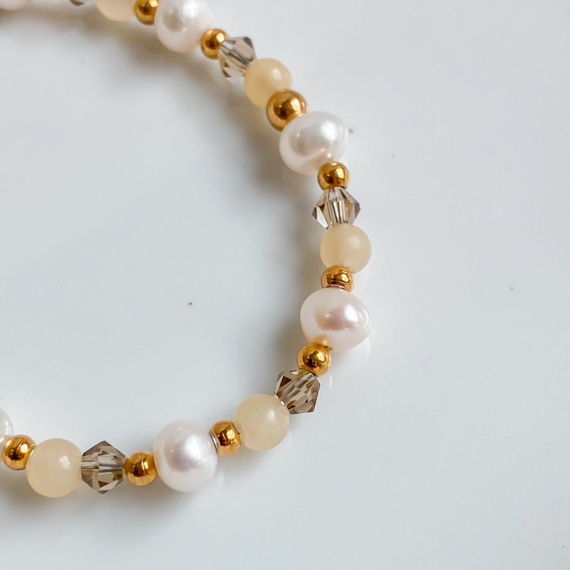 Bracelet fin en pierres de jade jaune et perles d'eau douce | THÉIA