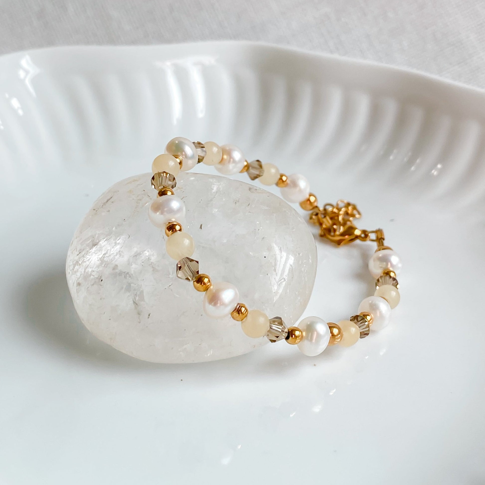 Bracelet fin en pierres de jade jaune et perles d'eau douce | THÉIA