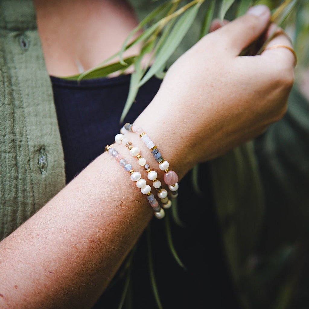 Bracelet fin en pierres de jade jaune et perles d'eau douce | THÉIA