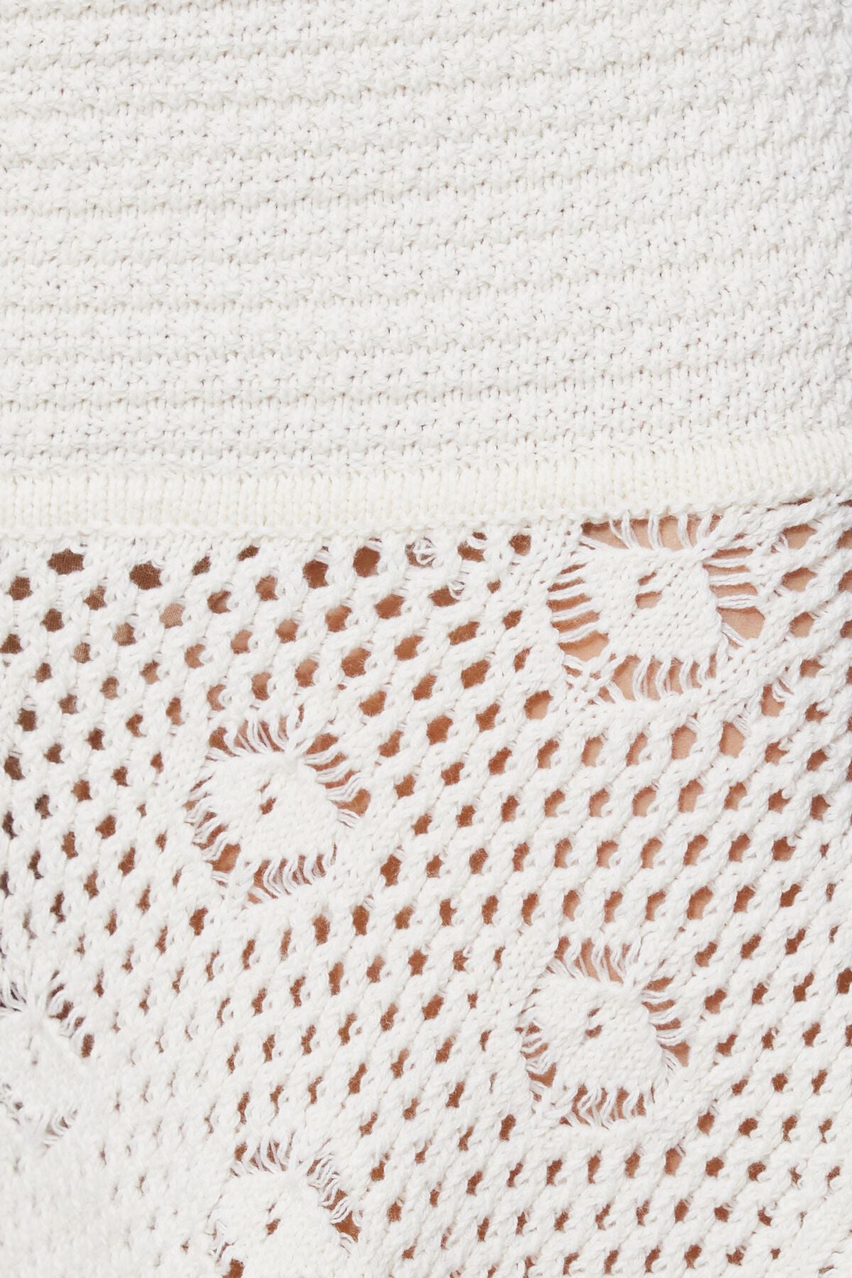 Mini-jupe taille basse au crochet