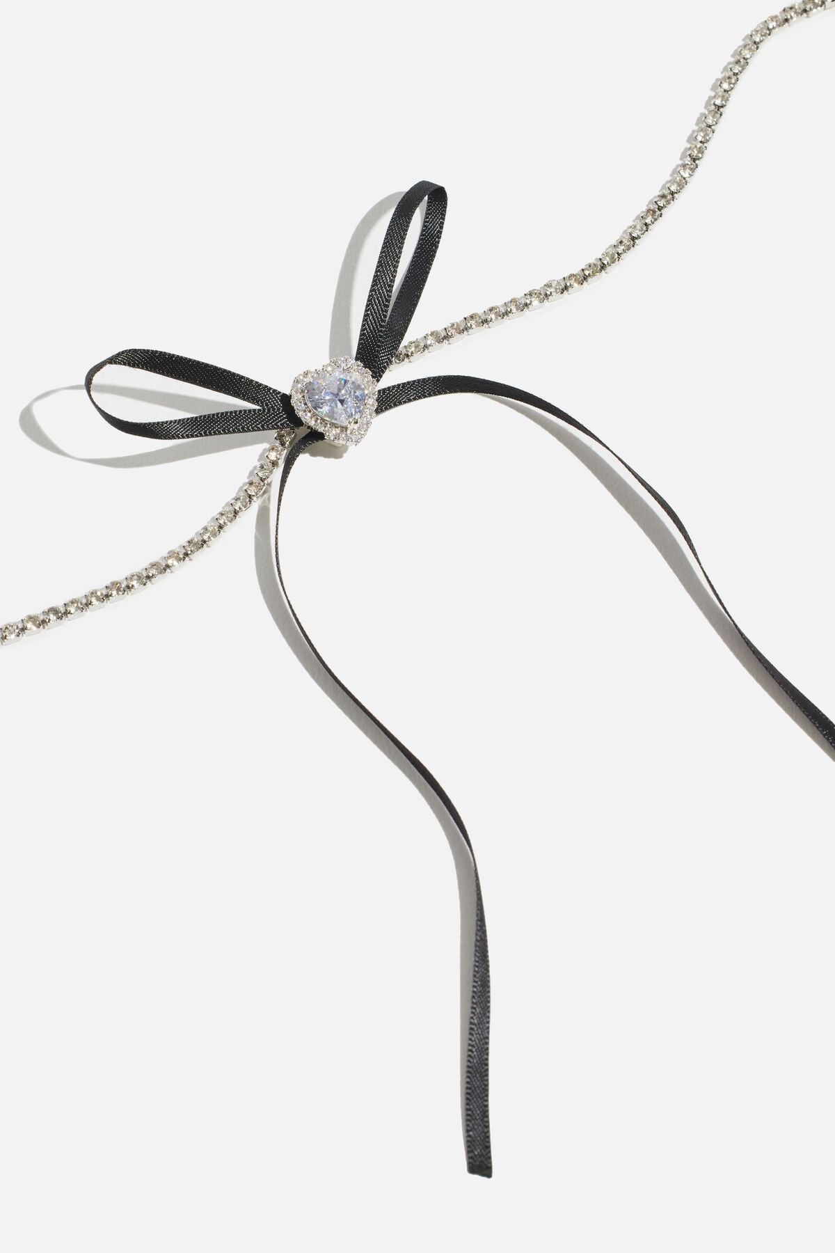 Collier ras du cou avec cœur et nœud en ruban