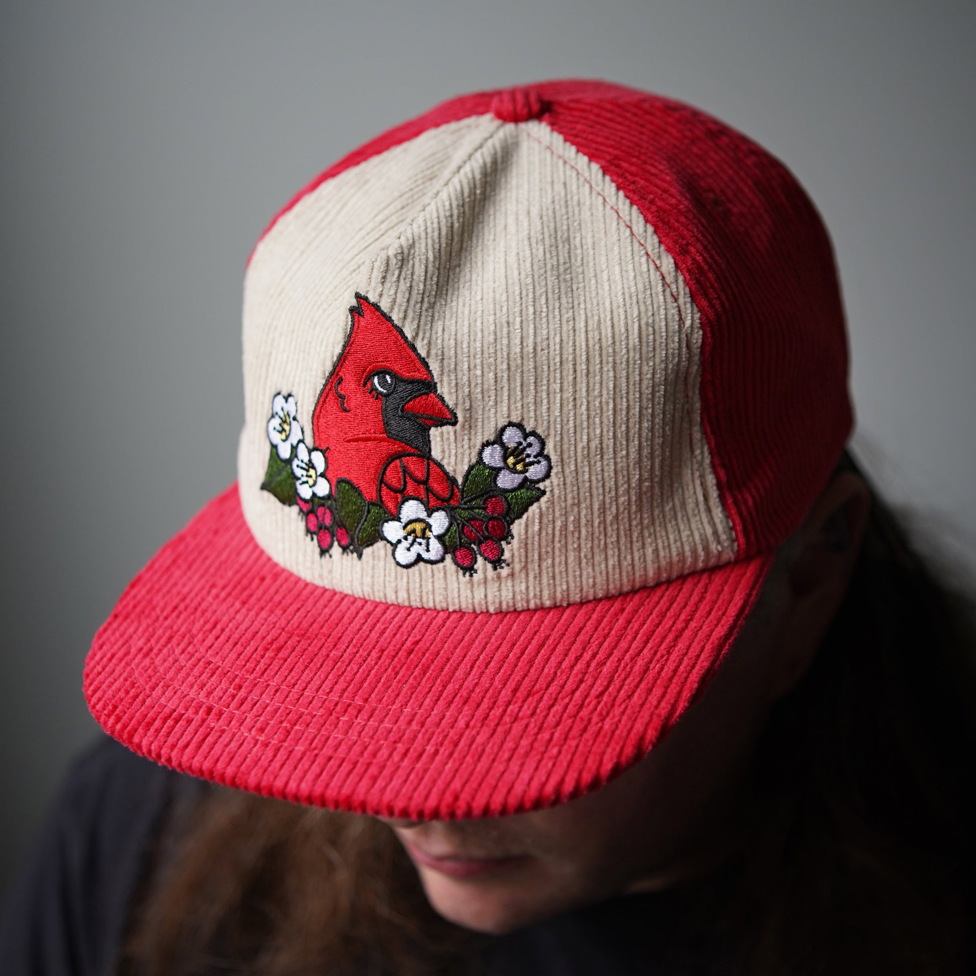 Chapeau Cardinal en velours côtelé bicolore