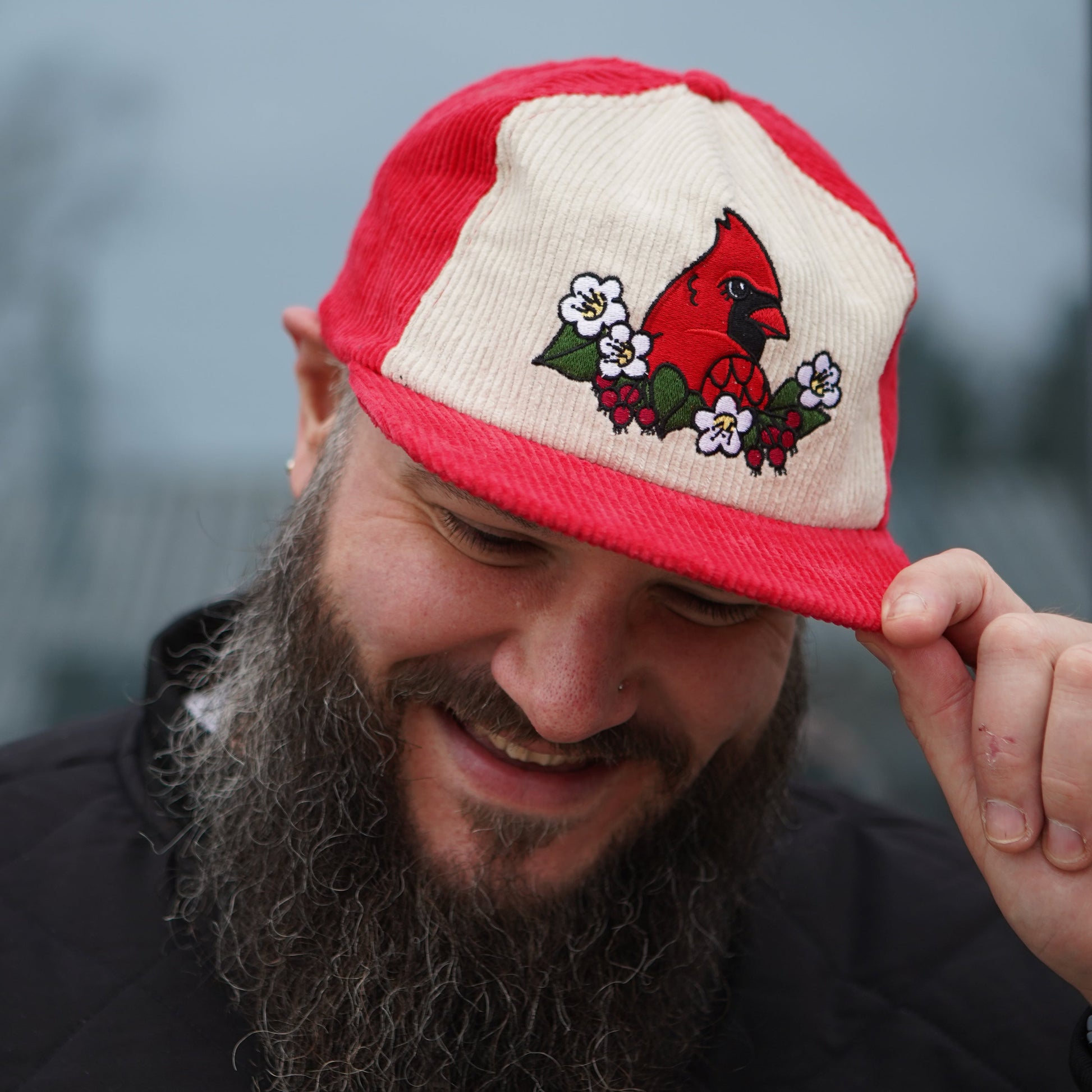 Chapeau Cardinal en velours côtelé bicolore